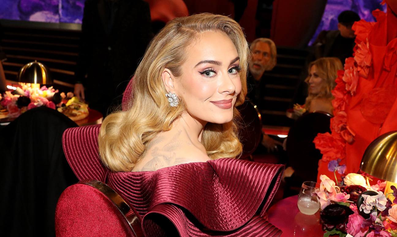 Адель дебютирует в кино она снимется в фильме Тома Форда Британская певица Адель дебютирует в кино она снимется в экранизации романа Энн Райс Плач к небесам Режиссером выступит Том Форд это его первый фильм за почти десять лет Действие развернется в Италии XVIII века и расскажет о венецианском аристократе и певце кастрате пытающихся добиться успеха в мире оперы В актерский состав также вошли Николас Холт Аарон Тейлор Джонсон Колин Ферт Пол Беттани Хантер Шафер и другие Премьера запланирована на осень 2026 года settersmedia news