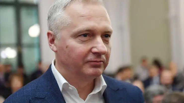 Началось рассмотрение апелляционной жалобы и представления прокурора на приговор суда в отношении экс-председателя регионального правительства края Юрия Лапшина и бывшего руководителя КГКУ «КТУ» Константина Мандрова   В марте 2025 г. Центральный районный суд  Красноярска приговорил Юрия Лапшина к 3,5 годам колонии общего режима, с лишением права занимать должности на государственной службе на 2,5 года за превышение должностных полномочий  п. «в» ч. 3 ст. 286 УК РФ .   За получение взятки и превышение должностных полномочий  п. «в» ч. 3 ст. 286, ч. 6 ст. 290 УК РФ  бывшему руководителю КГКУ «КТУ» Константину Мандрову назначено наказание в виде 10 лет колонии строгого режима, со штрафом в размере 5 млн руб.  Не согласившись с приговором, подсудимые обратились в вышестоящий суд с жалобами.  В них они указали на несоответствие выводов суда фактическим обстоятельствам.  Адвокаты настаивают на отмене приговора либо возвращении дела прокурору для исправления нарушений, препятствующих вынесению справедливого приговора.  Сегодня судебная коллегия Красноярского краевого суда огласила доводы представления прокуратуры и жалоб.  Также от адвоката Юрия Лапшина поступило ходатайство о приобщении к делу новых медицинских документов и допросе специалиста по вопросу состояния здоровья подзащитного. Рассмотрение ходатайства и выступление сторон отложено на 22 августа 2025 г.  Прокуратура Красноярского края