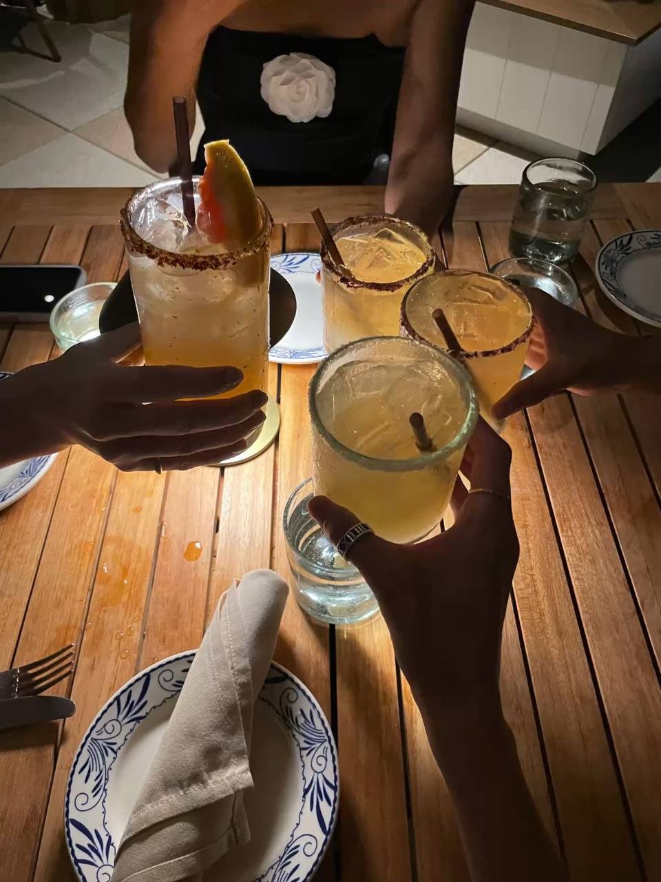 Джин водка и текила являются самыми безопасными алкогольными напитками на новогоднем столе врачи В них нет добавленного сахара и жиров поэтому они меньше вредят фигуре При этом от просекко лучше отказаться так как оно не только калорийное но и разрушает зубы из за высокой кислотности и сахара Подпишись на Курск 1