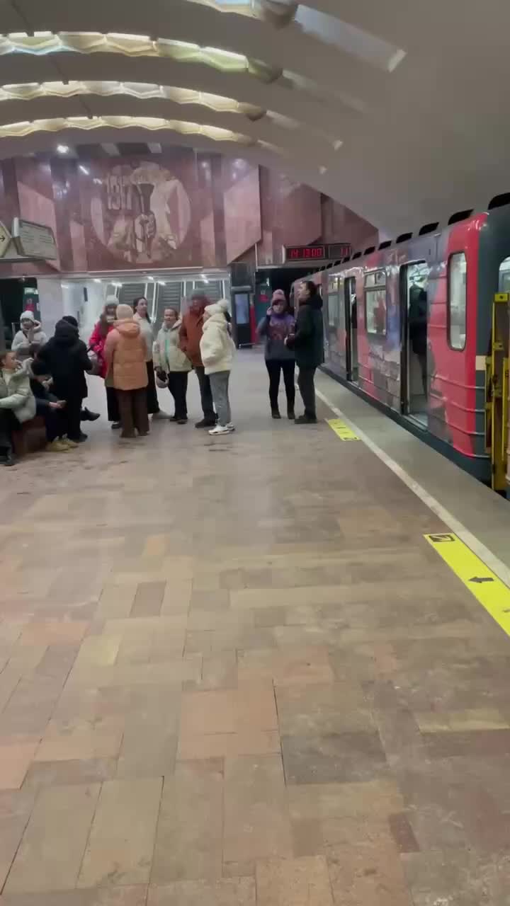 Метро в Новосибирске остановлено из-за пропажи напряжения, пассажиров эвакуируют