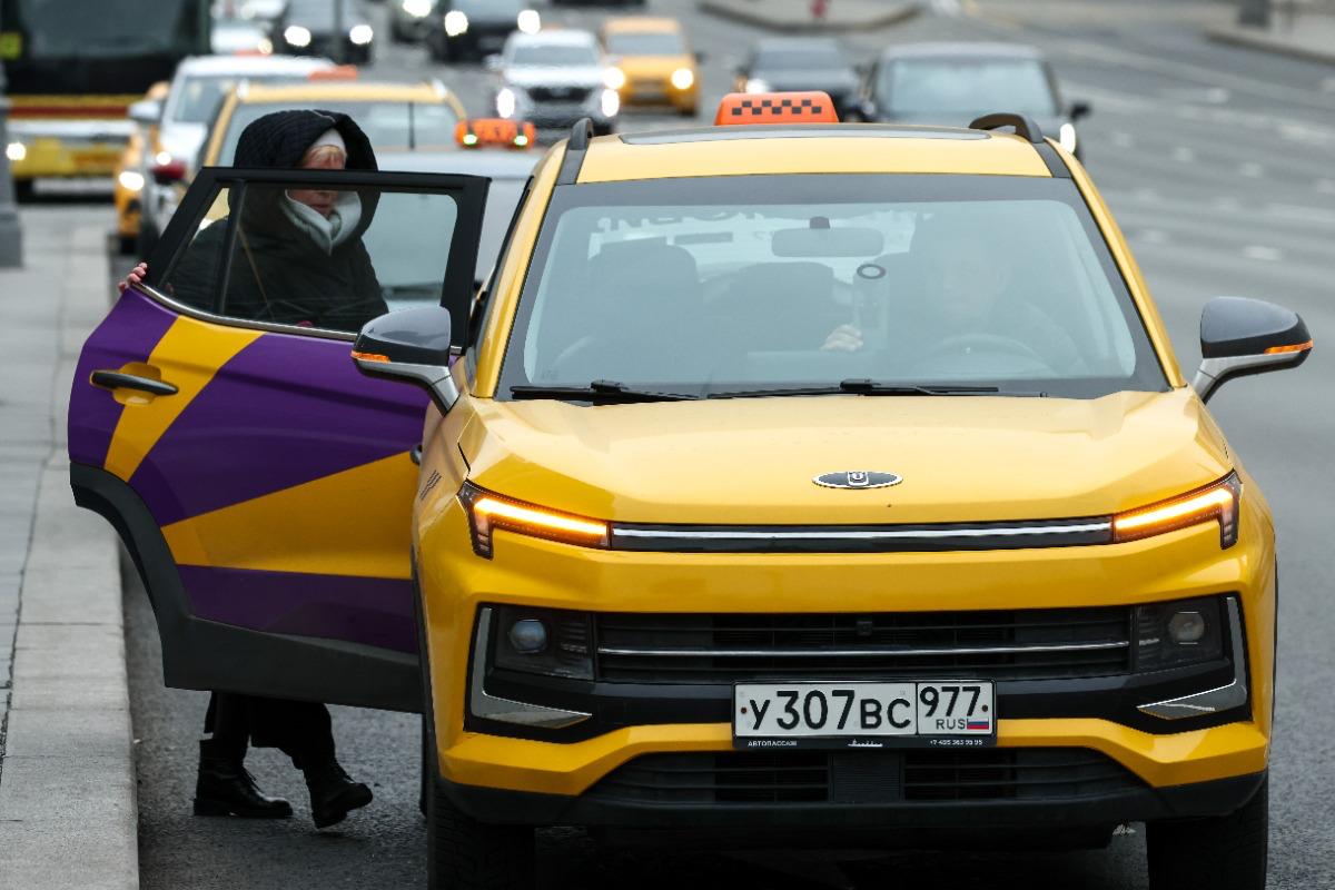 В России может появиться цифровая картотека мигрантов таксистов После инцидента в Калининграде где иностранный водитель сбил трех студенток и скрылся в Госдуме предложили создать в России единый цифровой реестр всех мигрантов работающих в такси Как сообщил у себя в соцсетях депутат Леонид Слуцкий в базе нужно хранить все биометрию данные о нарушениях ПДД сведения о работодателе А агрегаторам запретить подключать мигрантов без подтверждения их данных в реестре Такой дополнительный контроль должен защитить пассажиров от нелегалов за рулем Подпишитесь на Абзац TG VK Дзен MAX Rutube