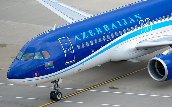 Авиакомпания AZAL временно приостанавливает все рейсы по маршруту Баку — Астрахань — Баку  Компания Azerbaijan Airlines  AZAL  на неопределенный срок приостанавливает все рейсы по маршруту Баку — Астрахань — Баку для обеспечения безопасности полетов. Об этом сообщает ТАСС со ссылкой на данные авиаперевозчика.  В сообщении компании говорится, что в связи с периодическим закрытием воздушного пространства над Астраханью в последнее время, включая сегодняшний день, "авиакомпания AZAL приостанавливает все рейсы по маршруту Баку — Астрахань — Баку на неопределенный срок в целях обеспечения безопасности полетов".  aviaru.net/n280160