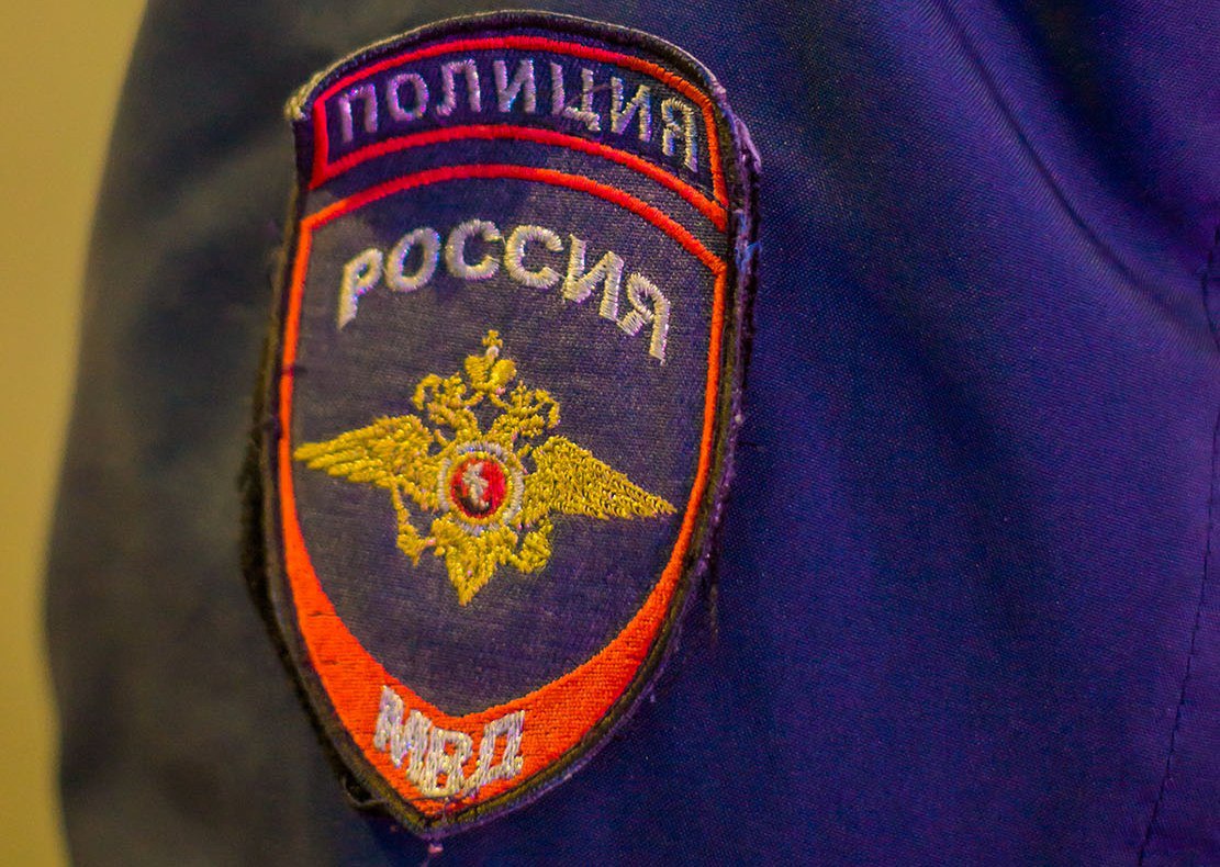 Девочка из Магнитогорска вскрыла сейф отца болгаркой и отдала мошенникам десять миллионов О происшествии в полицию сообщил отец подростка. Он рассказал, что мнимый курьер из службы доставки цветов получил от школьницы код авторизации на Госуслугах. Далее девочке позвонил мнимый сотрудник Роскомнадзора, который пояснил, что через ее личный кабинет была оформлена доверенность на иностранца. За это всем членам семьи подростка грозит уголовная ответственность. Рассказывать о произошедшем кому-либо из родственников девушке запретили. Следующий звонок поступил от фальшивого полицейского, который угрожал обыском, привлечением родителей к уголовной ответственности. Девушку заверили в необходимости задекларировать все имеющиеся денежные средства и ценные вещи. Она включила видеосвязь и передвигалась по дому, чтобы собеседник мог осмотреть помещение, и сообщить какие ценные вещи необходимо передать в организацию. Увидев сейф, мнимый сотрудник убедил вскрыть сейф на случай, если там находятся деньги. При помощи болгарки 17-летняя школьница спилила замок на двери сейфа и взяла сумму более десяти миллионов рублей. Через некоторое время жительнице города Магнитогорска поступил звонок от «представителя Росфинмониторинга». Он сообщил ей кодовое слово «тюльпан» и убедил, что через пару часов, после того как деньги будут задекларированы, курьер привезет их обратно. Только после этого девушка рассказала о происшествии родителям.