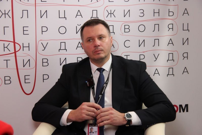 В последние годы Россия значительно продвинулась в импортозамещении программного обеспечения. Об этом сообщил в открытой студии «ФедералПресс» на ИННОПРОМЕ-2025 вице-президент по работе с федеральными корпоративными клиентами ПАО «Ростелеком» Иван Пичугин. «Если еще там где-то в ковидный период или три года назад говорили о том, что мы где-то в зачатке, на старте проектов по импортозамещению, то сегодня у нас уже достаточное количество и производств оборудования, и программного обеспечения. Уже есть работающие операционные системы, например, операционная система Аврора. Это не просто проект, это действующая система полностью отечественного производства», – сказал Иван Пичугин. Он отметил, что на российских программных продуктах сегодня работают и органы власти, и бизнес. Количество игроков на отечественном рынке IT-платформ постоянно растет.