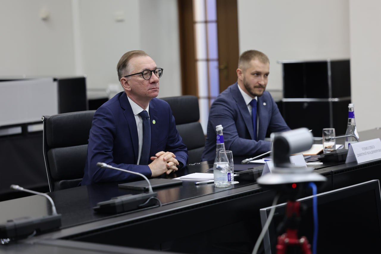 Обсудили совместные проекты по развитию округа с председателем Дальневосточного Сбербанка Андреем Александровичем Черкашиным и управляющим Чукотским головным отделением Сбербанка Дмитрием Владимировичем Гомоляко. Плотно сотрудничаем в развитии здравоохранения и образования Чукотки. Совместный проект Сбера и правительства Чукотки – внедрение комплексов мобильной диагностики «Цифровой ФАП» – уже показал себя хорошо. Сейчас 2 таких аппаратно-программных комплекса работают в окружной больнице, ещё 4 переданы муниципальным образованиям округа, активно используем возможности оборудования при диспансеризации оленеводческих бригад. «Цифровой ФАП» позволяет медикам провести обследования на выезде, получить результаты анализов, расшифровку ЭКГ, а потом передать все данные через спутник в медицинскую информационную систему. Договорились с коллегами, что будем работать по дооснащению комплексов портативными маммографами и рентген-аппаратами. Также у Сбера есть интересные для Чукотки механизмы повышения производительности труда, технологии цифровизации, эффективной поддержки регионального бизнеса. Одна из образовательных инициатив Сбера, которая реализуется в округе, «Школа 21». Проект позволяет всем желающим старше 18 лет бесплатно получить востребованную ИТ-профессию, независимо от опыта работы и умения программировать. В Анадыре на базе Чукотского многопрофильного колледжа организовано образовательное пространство проекта. С 14 июля здесь стартует «бассейн» – отборочный этап перед основным обучением. Сейчас решаем, где было бы удобнее нашим участникам проходить очное обучение.