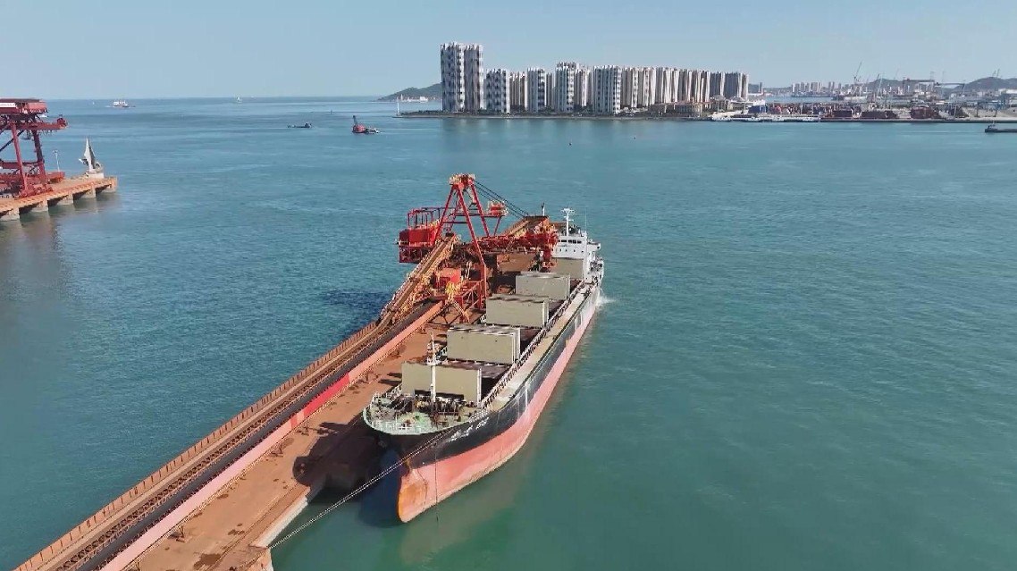 Китай предлагает развивать зеленые коридоры в море С такой инициативой выступило Министерство транспорта КНР в ходе Международного форума по судоходству Бэйвайтань который проходит в Шанхае Ведомство призвало международное сообщество вместе создавать более безопасную эффективную и экологически чистую экосистему судоходства Предложение включает семь ключевых мер поэтапное расширение международных коридоров зеленого судоходства ускорение разработки экологически чистых и низкоуглеродных судов строительство портов с нулевым или минимальным уровнем углеродных выбросов расширение поставок зеленого топлива раскрытие роли взаимодействия между государством и рынком обмен передовым опытом продвижение инноваций В этом направлении указали в ведомстве уже есть значимые достижения как например созданный совместными усилиями зеленый судоходный коридор между портом Циндао на востоке Китая и портом Гамбурга в Германии Китайская Панорама