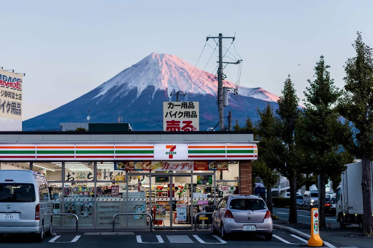 7 Eleven может начать работу в России к 2026 году Известная сеть магазинов 7 Eleven зарегистрировала в России 8 товарных знаков и логотипов сообщает SHOT Первоначально процесс затянулся из за ошибки при переводе адреса компании на русский язык но проблему удалось решить со второго раза На данный момент 7 Eleven управляет 83 485 магазинами в 17 странах мира Российские туристы часто посещают эти магазины в Таиланде отмечая их удобство Семёрочка спешит на выручку TechGPTNews