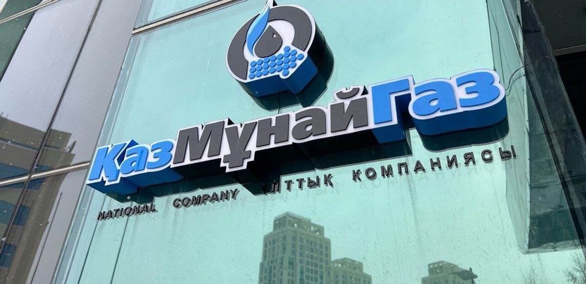 КазМунайГаз и LanzaJet договариваются о проектировании топливного завода КазМунайГаз Казахстан и LanzaJet США подписали рамочное соглашение об утверждении итогов разработки технико экономического обоснования и начале детального проектирования завода по производству устойчивого авиационного топлива SAF В рамках следующего этапа запланирована разработка всех технических и экономических решений для строительства ℹ В августе 2024 года КазМунайГаз и LanzaJet подписали меморандум о сотрудничестве предусматривающий партнёрство в сфере производства авиатоплива в Казахстане Известно что предварительное ТЭО подготовили по совместной инициативе КМГ и Эйр Астаны при финансовом содействии Европейского банка реконструкции и развития Ранее LogiStan писал о том что компания КМГ Аэро дочернее предприятие КазМунайГаза приступила к реализации проекта по строительству топливозаправочного комплекса в аэропорту Актобе Logistan info Логистика Экономика