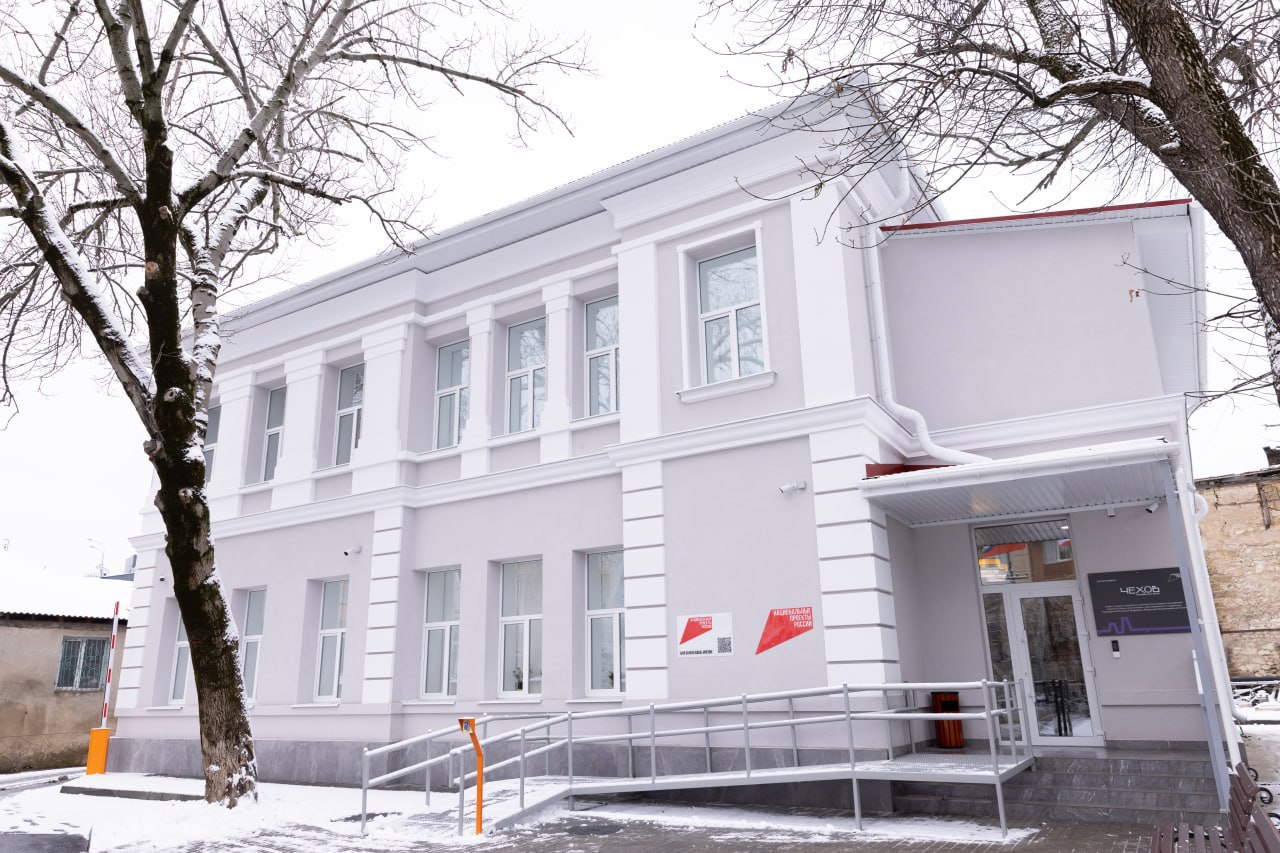 В Симферополе открылся новый молодёжный центр Чехов Его создали благодаря победе во Всероссийском конкурсе Регион для молодых в рамках нацпроекта Молодёжь и дети Теперь у местных ребят появилась современная площадка для учёбы проектов и творчества На открытии центра наградили 18 победителей регионального этапа Международной премии МЫВМЕСТЕ Это люди которые развивают волонтёрство и помогают тем кто попал в беду Власти республики обещают и дальше поддерживать инициативную молодёжь чтобы у нового поколения были все инструменты для самореализации и развития