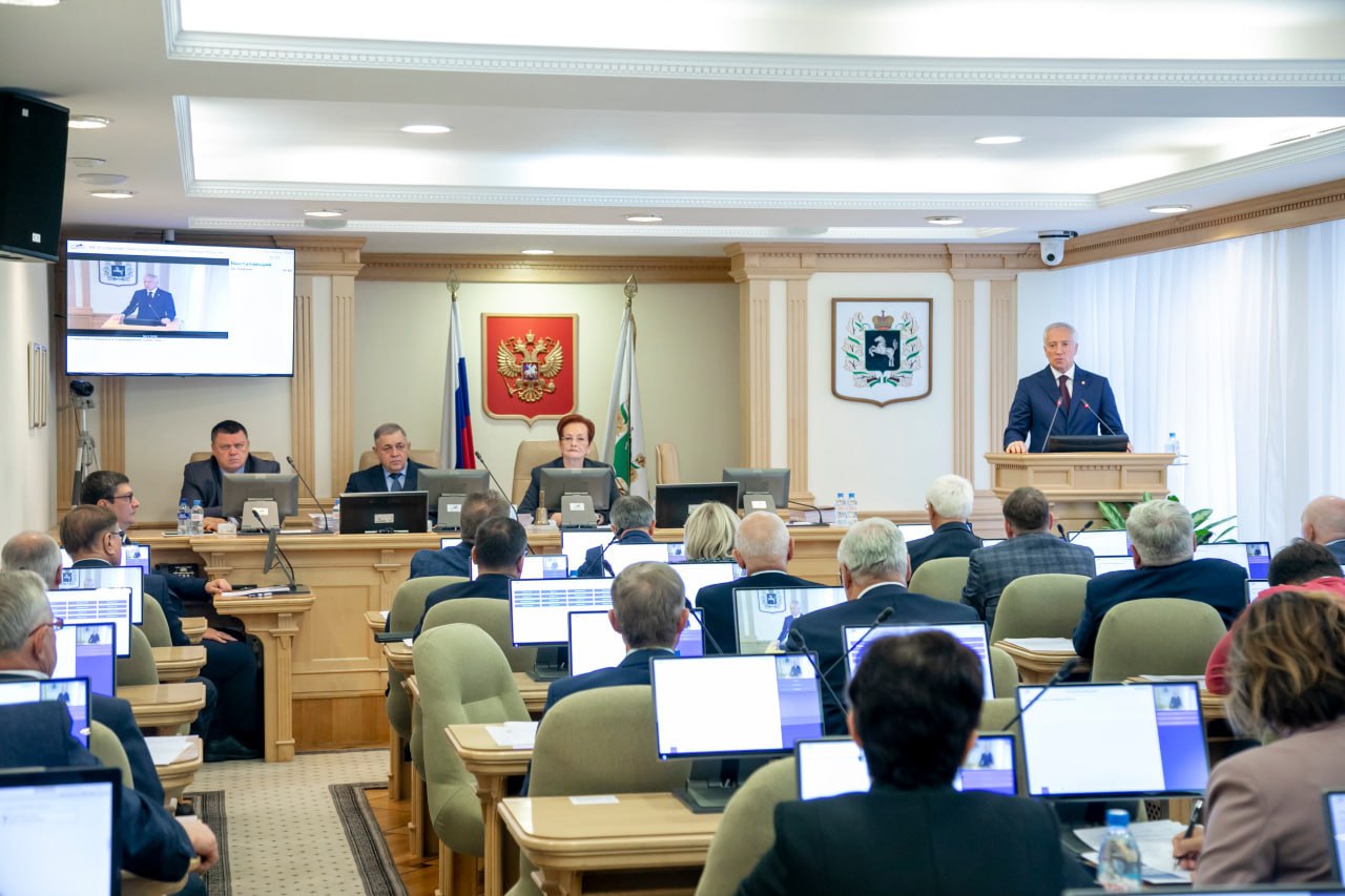 Сертификат на газификацию Депутаты Законодательной думы Томской области на 46 м собрании увеличили срок действия сертификата на газификацию для льготных категорий граждан Теперь документ будет действовать не три года а шесть Как пояснил председатель комитета по строительству инфраструктуре и природопользованию Сергей Автомонов трех лет оказалось недостаточно в ряде территорий подключение домовладений к газу занимает больше времени Поправки направлены на то чтобы люди могли реально воспользоваться своим правом на льготное подключение Подробнее news tomsk ru