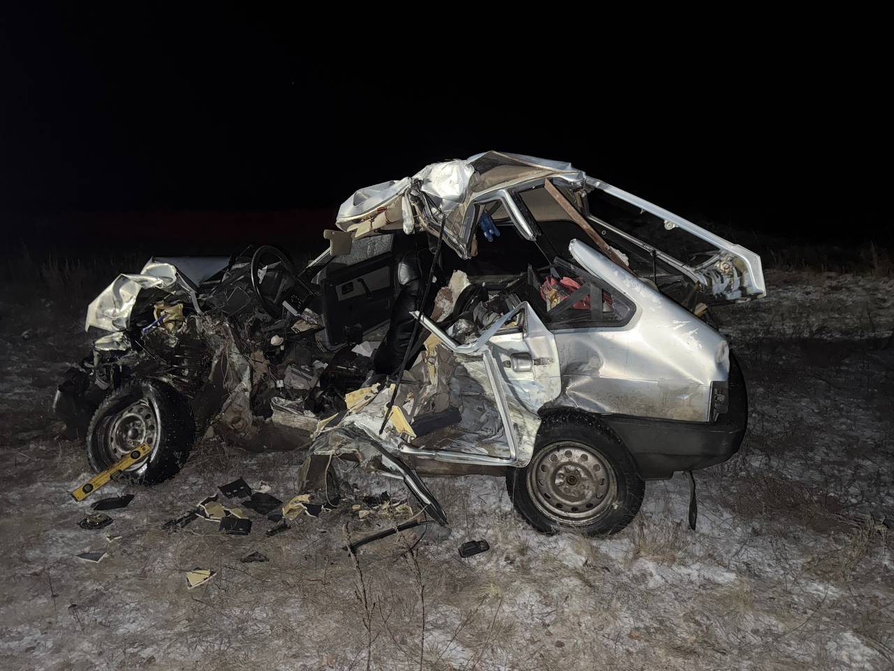 Оренбуржье Что происходит Трагическое ДТП в Гайском округе 8 декабря на 1 км от села Лылово водитель грузовика SCANIA не справился с управлением и столкнулся с ВАЗ 2109 Водитель легковушки погиб на месте пассажир с переломом плеча и рёбер госпитализирован в Новотроицк Фото УМВД России по Оренбургской области