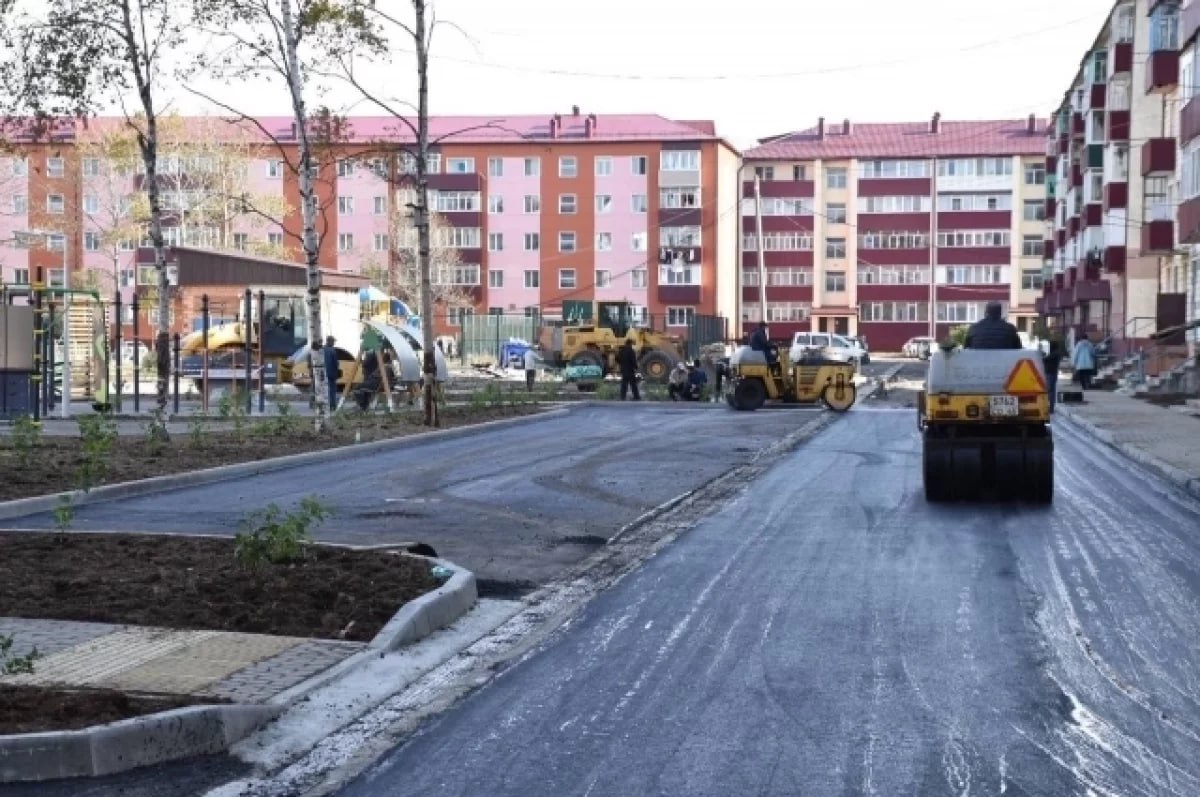 Капитальный ремонт дворов завершили в семи районах Сахалинской области  На сегодня работы полностью закончились в Невельском, Долинском, Макаровском, Томаринском, Тымовском, Охинском и Северо-Курильском городских округах. Еще в шести районах благоустройство придомовых территорий вышло на финишную прямую.   В скором времени зaвершaтся рaботы в Поронaйском, Смирныховском, Холмском, Углегорском, Ногликском рaйонaх и в Южно-Сaхaлинске. К примеру, в облaстном центре, где зaплaнировaн нaибольший объем рaбот — 32 дворa, нa сегодня новый облик получили уже более 20.  #НовостиСахалина     -Сахалин