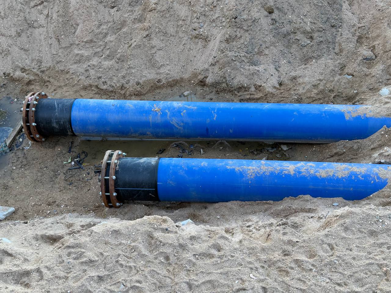 В Махачкале из за замены водопровода временно отключат воду в двух районах Жителей Махачкалы предупреждают о плановых отключениях воды 25 февраля С 10 00 до 16 00 специалисты проведут работы по замене и переключению участка водопроводной линии диаметром 200 мм во дворе дома 72 по улице А Исмаилова В это время коммунальщики заменят отсекающую задвижку на улице Энгельса 83 Как сообщили в пресс службе Единого оператора в сфере водоснабжения и водоотведения это повысит надежность системы и позволит быстрее проводить аварийные работы в случае необходимости В связи с проводимыми мероприятиями возможны перебои с водой и понижение давления в части Советского и Кировского районов столицы Дагестана РИА Дагестан в МАХ