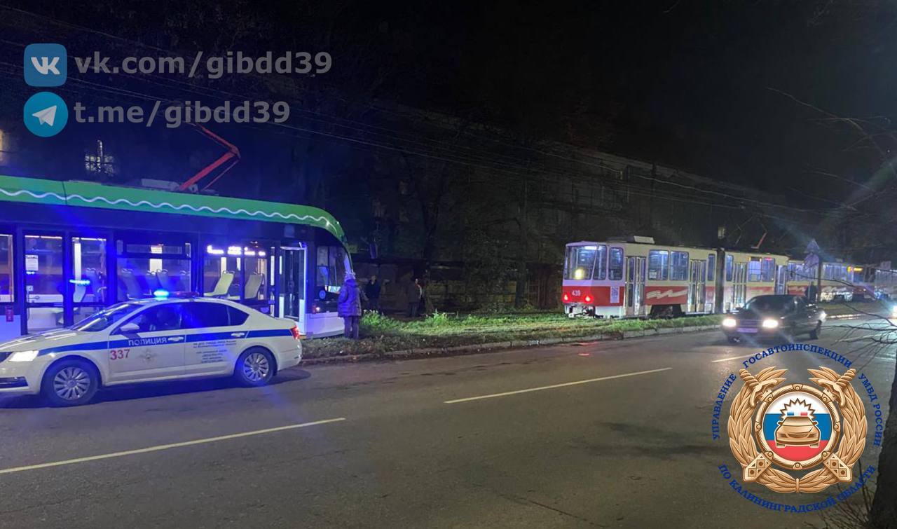 На Аллее Смелых 16 летний подросток попал под трамвай ДТП произошло в 21 12 Парень внезапно выбежал из за другого трамвая и 49 летняя водительница не успела затормозить Подросток отделался телесными повреждениями Подписаться Прислать новости