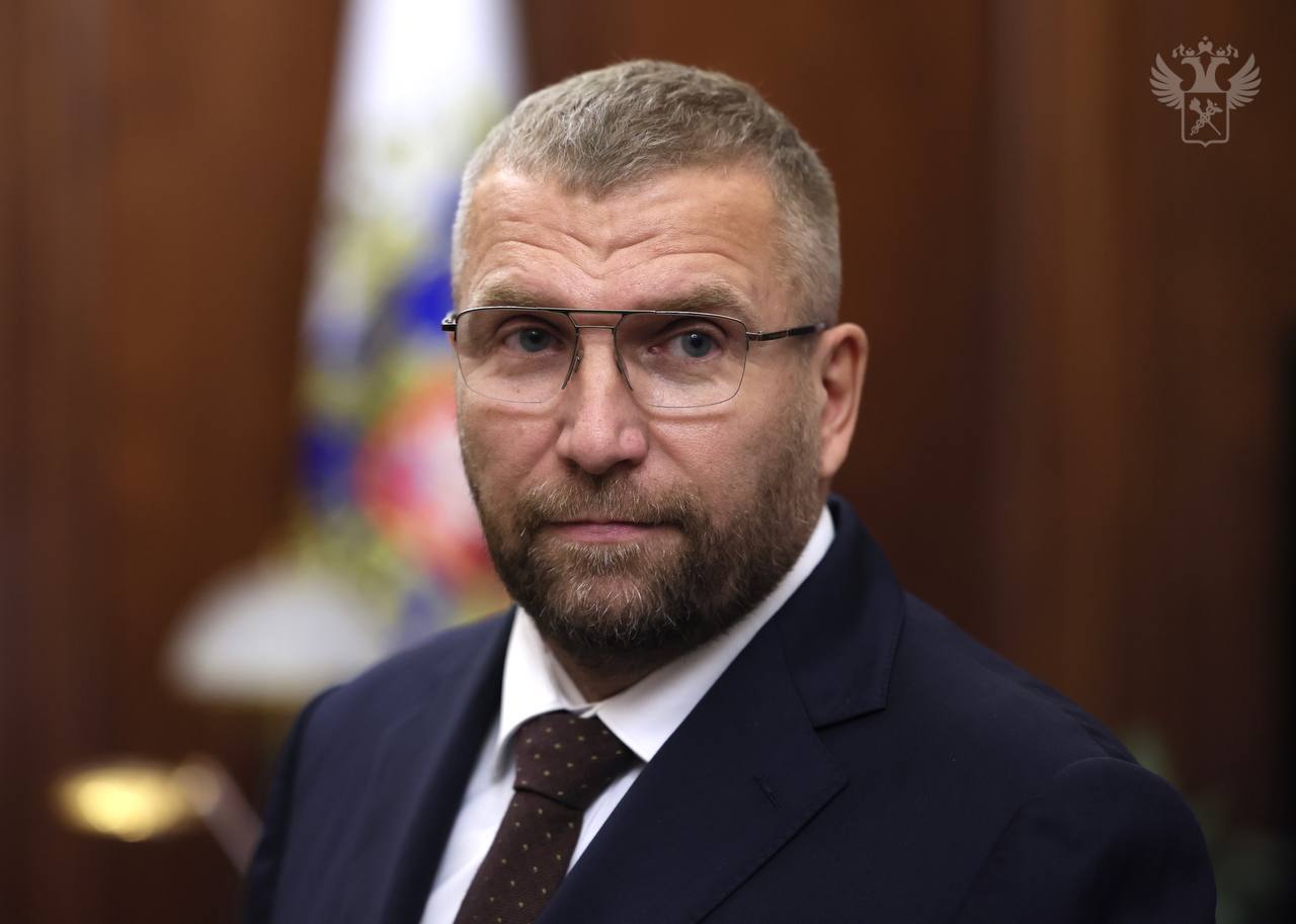 Руководитель ФТС России Валерий Пикалёв назначил Тимофея Дюжева начальником Мурманской таможни Начальник Южного таможенного поста Санкт-Петербургской таможни Тимофей Дюжев с 30 апреля назначен начальником Мурманской таможни. В должностные обязанности таможенника войдет руководство всеми процессами таможенного оформления и таможенного контроля в регионе деятельности Мурманской таможни. Тимофей Дюжев поступил на службу в 2000 году на должность инспектора отдела таможенного оформления и таможенного контроля № 1 Братской таможни. Руководил Иркутским таможенным постом Иркутской таможни, а также Истринским таможенным постом Московской таможни. С апреля 2024 года занимал должность начальника Южного таможенного поста Санкт-Петербургской таможни. #ФТСкадры