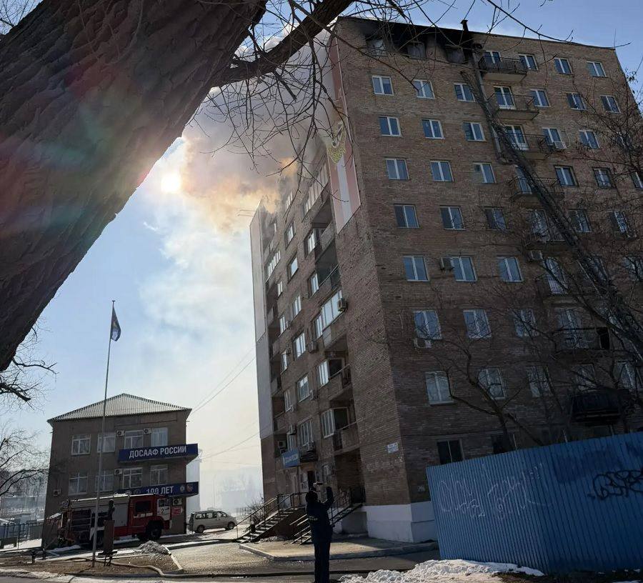 Здание ДОСААФ горело во Владивостоке Пожар произошёл в девятиэтажном здании ДОСААФ на проспекте 100 летия Владивостока днём в воскресенье 25 января Фото с места ЧП удалось сделать корреспонденту PRIMPRESS Пожар охватил угловое помещение на девятом этаже площадью примерно в 40 квадратных метров По имеющейся информации на этом этаже помещения сдаются в аренду коммерческим структурам в частности там квартирует фирма занимающая оргтехникой В настоящий момент пожар потушен помещение выгорело о пострадавших не сообщается PRIMPRESS в MAX ДЗЕН ЧАТ БОТ