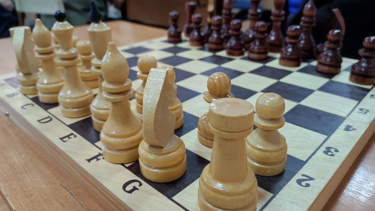 Эрдэм Хубукшанов стал самым молодым гроссмейстером Бурятии В Душанбе завершился Кубок президента Таджикистана где 18 летний бурятский шахматист Эрдэм Хубукшанов набрал недостающие пункты рейтинга ЭЛО и завоевал звание международного гроссмейстера Путь к этому титулу всегда сложен Для его получения необходимо выполнить три гроссмейстерских балла в трех международных турнирах и достичь рейтинга в 2500 пунктов что требует участия в десятках и даже сотнях серьезных турниров Эрдэм уже имел три гроссмейстерских балла и теперь ему удалось планомерно набрать рейтинг рассказала президент федерации шахмат Бурятии и двукратная чемпионка Европы Инна Ивахинова Помимо него в Бурятии это звание имеют Антон Шомоев Батор Самбуев Жамсаран Цыдыпов и Инна Ивахинова Высокое звание наш земляк завоевал па Кубке президента Таджикистана где собрались 15 гроссмейстеров и более 30 мастеров междунродного класса Мы поздравляем Эрдэма и его тренера Тимура Георгиевича Иванова а также Федерацию шахмат Бурятии в лице Инны Саяновны Ивахиновой написал в своем телеграм канале глава Бурятии Алексей Цыденов Фото Новая Бурятия