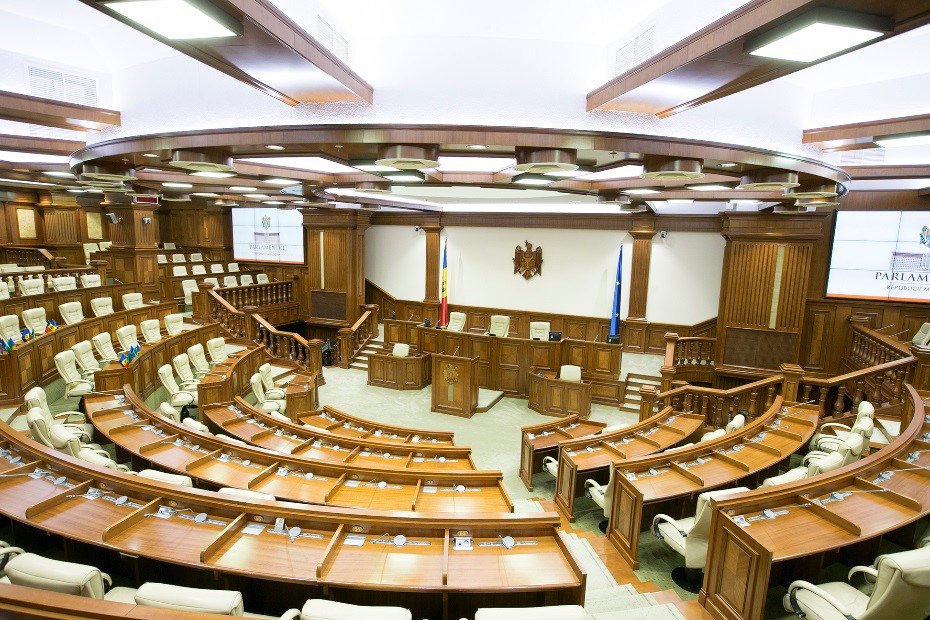 Первое заседание нового парламента состоится 22 октября в 10 00 Президент Майя Санду подписала сегодня утром Указ о созыве Законодательного собрания Республики Молдова XII созыва На первом заседании депутаты изберут руководящие и рабочие органы Парламента а также инициируют процедуру вступления в должность нового Правительства Первую сессию нового парламента откроет лидер Партии коммунистов и бывший президент Владимир Воронин Согласно закону до выборов модераторов законодательного органа эту роль исполняет старший по возрасту депутат