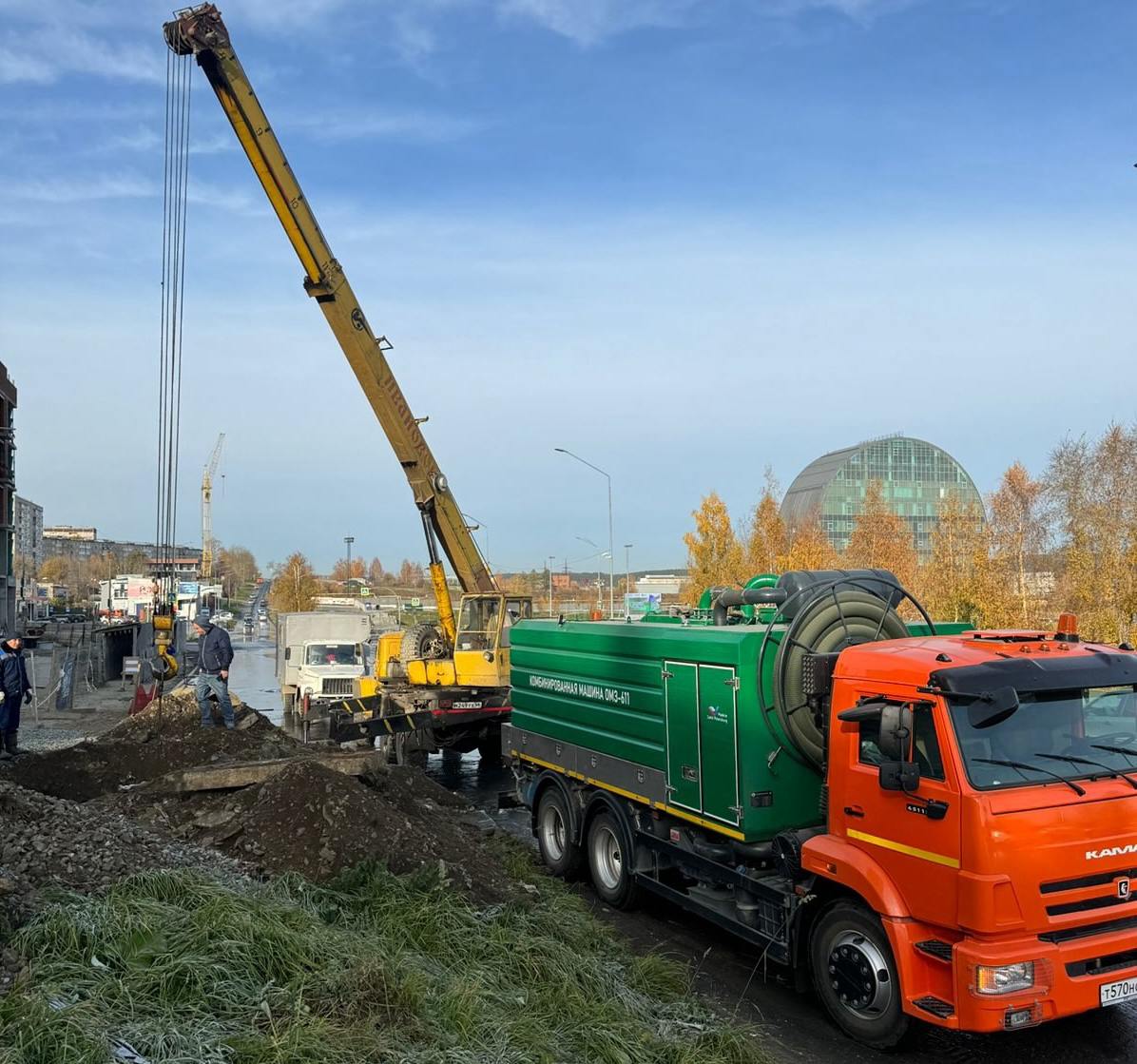 В Первоуральске люди остались без воды после аварии на водоводе  Вечером 4 октября на улице Ленина в Первоуральске лопнул водовод. Прошло уже больше суток, Водоканал понизил давление в сети, но жители говорят, что у них в кранах и горячей, и холодной воды нет вообще. Воду привозят не везде, да и то с задержками.  В группе Водоканала Первоуральска во ВКонтакте сообщают, что восстановительные работы продолжаются, а графики подвоза воды обновляются.    водоканал Первоуральска