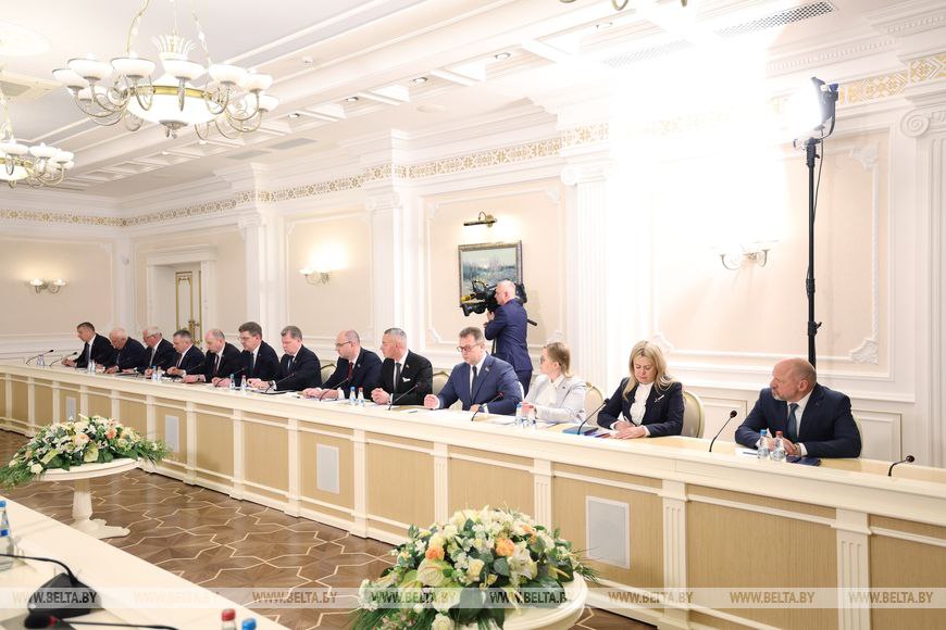 Акцент на экологическую политику Президент проводит совещание по вопросам обращения с отходами и использования вторичных материальных ресурсов. Присутствует и губернатор Минской области Алексей Кушнаренко. "Наверное, для каждого состава правительства эта тема является лакмусовой бумажкой работы. У нас нет нефти и газа - первичных ископаемых, как вы их называете. Но возобновляемые и вторичные ресурсы - это наше "золото" буквально под ногами, которым мы очень слабо занимаемся, - сказал глава государства. - Эта фраза, которую я произнес, касается не только Беларуси. Я часто привожу пример Швейцарии. Почти все перерабатывают. А мы собираемся и друг друга уговариваем". Александр Лукашенко напомнил, что 11 лет назад эта тема уже обсуждалась в таком же составе, и с тех пор было принято много программ и мероприятий, вложены бюджетные ресурсы. Интересный факт: в Минской области в рамках экологического марафона «Стеклянный ЭКО-БУМ», который проходил с 1 по 30 апреля, собрали 4106,5 тонны стеклянных отходов.