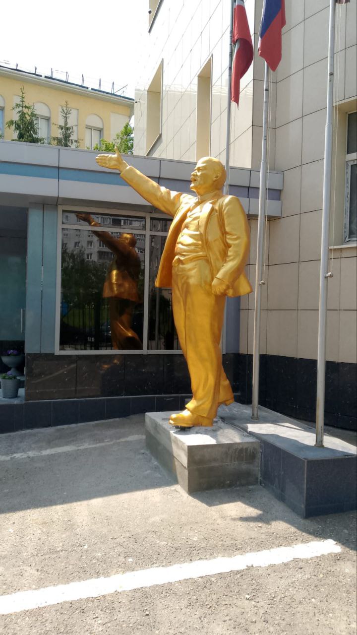 Пропавший Ильич обнаружился на Побежимова перед неким офисом. Да ещё и покрашен в золото!!! Тем временем по зданию бывшего клуба строителей соцгорода у нас имеется справка от казанского краеведа Марка Шишкина: В одной из публикаций 1961 года встречается название — «Клуб "Строитель" Ленинского района». По имеющимся сведениями, возникновение Клуба строителей относится к 30-м годам ХХ века, когда эта часть Казани активно застраивалась промышленными объектами и первыми жилыми кварталами. В существующем здание Клуба строителей Ленинского района открылось в 1951 году после капитальной реконструкции. В ходе реконструкции был надстроен второй этаж, где разместились малый кинозал, помещения для кружков, радиоузел и библиотека. На первом этаже был расширен зрительный зал со сценой и вестибюль. Именно в 1951 году фасад здания приобрел формы, соответствующие эпохе сталинского неоклассицизма, с колоннами и фронтоном. Открытие обновлённого Клуба строителей было приурочено к 34-летней годовщине Октябрьской революции. Основную аудиторию клуба составляли представители строительных профессий: каменщики, штукатуры, инженеры-прорабы. Здесь они участвовали в художественной самодеятельности, проводили массовые мероприятия или посещали библиотеку, которая насчитывала в 50-е годы около 6000 томов.