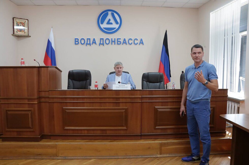 Глава Правительства ДНР встретился с работниками «Воды Донбасса». Что обсуждали В частности, Чертков заявил о проработке механизма выделения дополнительных субсидий предприятию на покрытие убытков из-за вынужденного снижения платы за водоснабжение. Он добавил, что острым вопросом остается катастрофическая нехватка сотрудников, поэтому необходимо увеличивать зарплаты, решать жилищные проблемы молодежи. Фото: Телеграм-канал врио Председателя Правительства ДНР Андрея Черткова Читать полностью Подписаться
