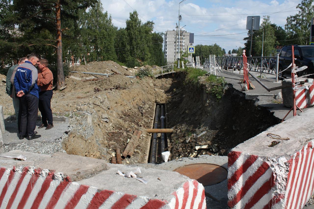 В Качканаре продолжаются масштабные работы по обновлению теплосетей и водоводов. Сейчас коммунальщики ремонтируют сразу восемь городских объектов  Капитальный ремонт проходит в районе школы им. К. Н. Новикова. Рабочие в общей сложности заменят более 239 метров сетей до 11 августа. Заканчиваются работы по замене теплосетей в микрорайоне 5а на участке протяженностью 101 метр до дома № 12: сейчас подрядчик там устанавливает бордюр и укладывает асфальт.   Трубы протяженностью 112 метров заменены и на отрезке от ЗАГСа вдоль улицы Гикалова. Рабочие перекрывают тепловой канал плитами, далее — благоустройство.    Подробнее читайте на сайте «Областной газеты».    пресс-служба администрации Качканарского муниципального округа   Подписаться на «ОГ» Прислать новость Поддержать канал