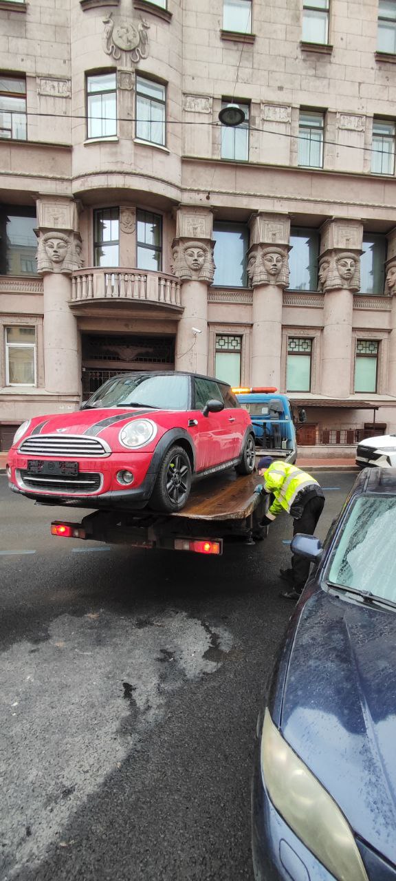 Парковка по правилам Комитет по транспорту продолжает ежедневные рейды Работа по пресечению нарушений парковочных правил проводится Комитетом на постоянной основе За последние семь дней в ходе ежедневных рейдов по всему городу из зоны платной парковки изъято 21 транспортное средство Помимо этого составлено 16 актов по факту выявленных транспортных средств без государственных регистрационных знаков в зоне платной парковки В том числе на этой неделе был проведен плановый рейд на улице Захарьевской направленный на выявление и пресечение нарушений правил в зоне платной парковки 5 транспортных средств изъято и перемещено на специализированную штрафстоянку составлено 8 административных актов по факту выявленных автомобилей без государственных регистрационных знаков Важно подчеркнуть что цель подобных мероприятий не сбор штрафов а обеспечение порядка и доступности парковочных пространств Напомним что штраф за неоплату парковки составляет 3 000 рублей За уклонение от исполнения административного наказания штраф в двукратном размере либо административный арест на срок до пятнадцати суток либо обязательные работы на срок до пятидесяти часов Штраф необходимо уплатить в течение 60 дней как это предусмотрено законом Уважаемые петербуржцы и гости города соблюдайте правила остановки и стоянки Это залог безопасности и порядка на улицах нашего города