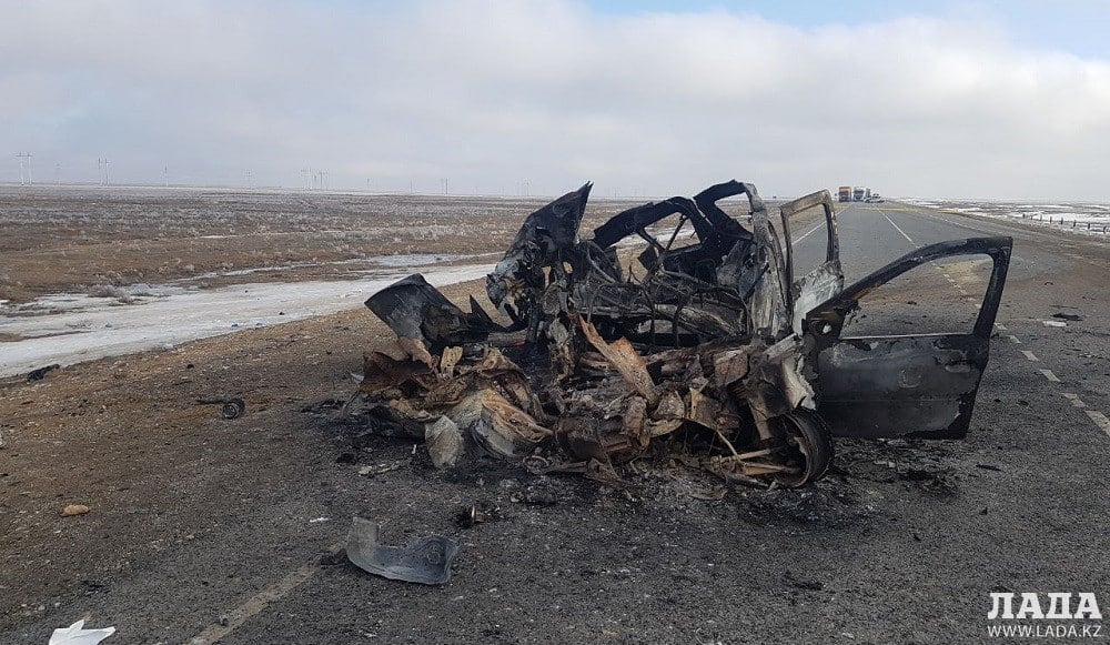 Смотри за погодой, будь осторожен!  Агентство миграции Узбекистана призвало сограждан, находящихся на территории Казахстане, быть осторожными на дорогах в дни непогоды, передает агентство Podrobno.uz.  В службе сообщили, что резкое ухудшение погодных условий в виде дождя, снега и похолодания в соседней стране могут создать трудности при движении по автомагистралям. В сообщении говорится: Мы просим граждан Узбекистана, находящихся в этой стране, строго соблюдать все правила безопасности при движении по дорогам, использовать надежные и безопасные транспортные средства, а также без необходимости не передвигаться по дорогам дальнего следования.  Напомним, что в октябре в Мангистауской области произошло дорожно-транспортное происшествие  последствия на фото , в результате которого погибло шесть человек, еще четверо получили ранения средней тяжести. Все они были узбекистанцами, которые возвращались на родину из России.  Фото: ЛадаКЗ