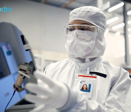 Intel сообщила что техпроцесс 14A уже показывает лучшие результаты чем 18A на том же этапе Корпорация Intel подтвердила что техпроцесс 18A достиг высокой доли выхода годных кристаллов и используется на полностью введенной в эксплуатацию фабрике Fab 52 в Аризоне Параллельно Intel ускоряет разработку будущего поколения 14A класса 1 4 нм