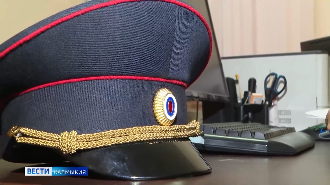 Сегодня участковые уполномоченные полиции принимают поздравления с профессиональным праздником Он берет начало с 17 ноября 1923 года когда народным комиссаром внутренних дел РСФСР была утверждена инструкция участковому надзирателю Именно участковые ближе всех к населению первыми встречаются с человеческой бедой принимают сигналы о помощи Их деятельность не только важна в системе органов внутренних дел но и отражает уровень доверия жителей к полиции в целом И в профессиональный праздник многие из них на посту Быть в курсе Прислать новость Также подписывайтесь на наш новостной канал в MAX Вести Калмыкия