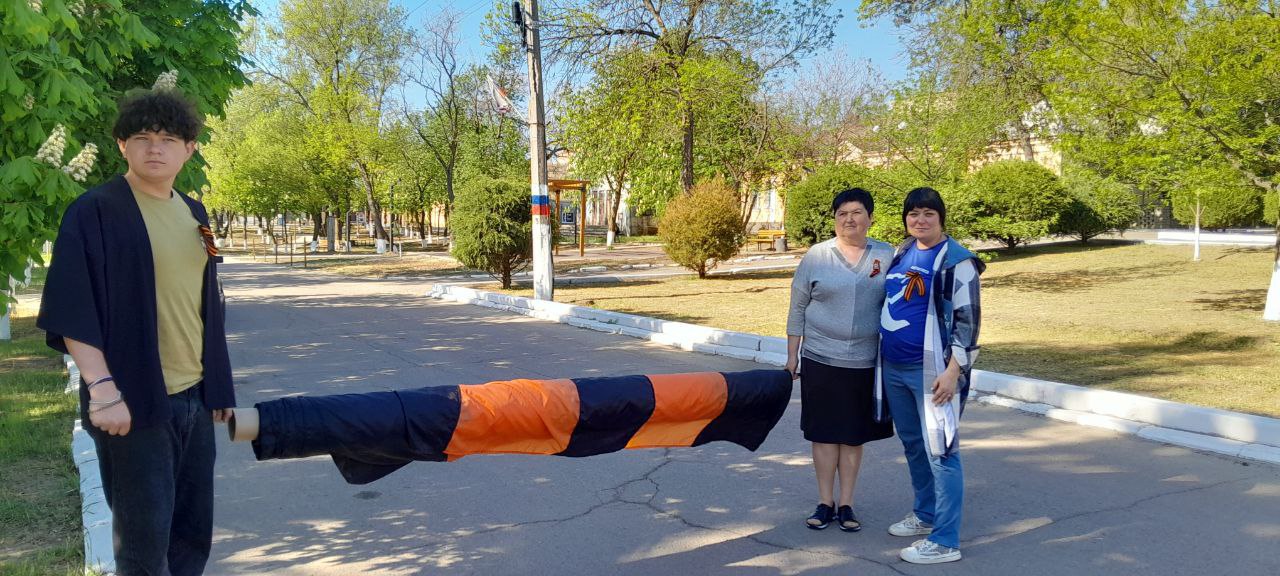«Ленту Победы» сегодня встретили в Великолепетихском и Верхнерогачикском округах 84-метровая Георгиевская лента продолжает эстафету, запущенную «Единой Россией» по округам Херсонской области. Из Горностаевского округа полотнище активисты и волонтёры во главе с секретарём Великолепетихского местного отделения партии «Единая Россия», главой округа Ольгой Барановской перевезли в село Рубановка. Встретили символ Победы на центральной площади Рубановки активисты «Единой России», сотрудники администрации, коллективы Рубановской школы и детского сада, местные жители. В виду оперативной обстановки в прифронтовых округах акция проводится с особой осторожностью. К сожалению, в ней принимают участие не все, кто хотел бы. Тем не менее, символ Победы встречают с большой гордостью и радостью! Следующим стал Верхнерогачикский округ. Участие в передаче «Ленты Победы» приняли активисты, депутаты, секретари первичных отделений от партии «Единая Россия» во главе с секретарем местного отделения партии, Председателем Совета депутатов Валентиной Белановой. Отсюда эстафету передали Нижнесерогозскому муниципальному округу. #ЕР84 #ЕдинаяРоссия #ЛентаПобеды #НашаПобеда80