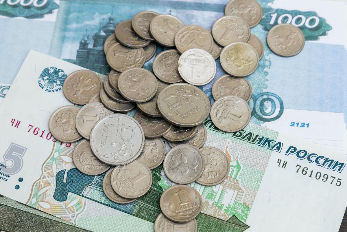 В апреле годовая инфляция на Южном Урале превысила 10% Об этом свидетельствуют данные Челябинскстата. Наиболее серьезная динамика увеличения цен прослеживается в сфере услуг, где она достигла 13,43%. Следом идет рост стоимости продовольственных товаров – 12,12%. В сфере непродовольственных товаров цены в среднем увеличились в апреле, относительно прошлогоднего показателя на 5,05%. Если рассматривать месячное значение март-апрель 2025 года продукты подорожали на 1,2%, услуги и непродовольственные товары на 0,1%. Бензин с начала этого года подорожал на 2,1%. Относительно апреля 2024 года инфляция в Челябинской области составила 10,02%.