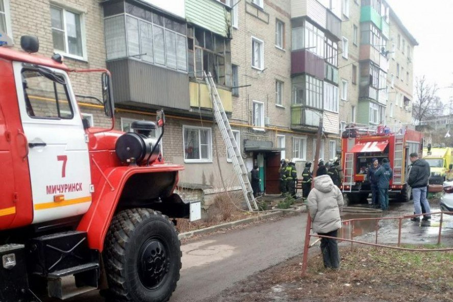 В Мичуринске произошел пожар в 5-этажном доме  Сегодня днем на пульт спасателей поступило сообщение о пожаре в Мичуринске. В микрорайоне "Кочетовка-5" загорелась одна из квартир 5-этажного дома.  Как сообщили в ГУ МЧС по Тамбовской области, в результате пожара одна из квартир на втором этаже выгорела на площади 12 квадратных метров, а в соседней квартире обгорела "обшивка" балкона.  Информации о количестве возможных пострадавших и эвакуированных жильцов пятиэтажки - на данный момент нет.     ИА "Онлайн Тамбов.ру"