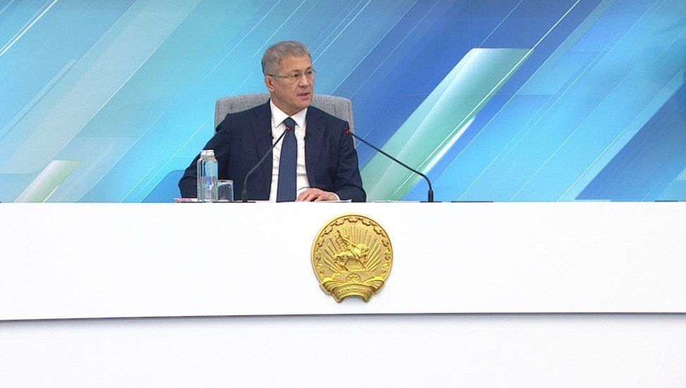 Глава Башкирии объяснил почему ремонт дорог замедлится Жители деревни Минлино в Бураевском районе пожаловались на разбитую большегрузами дорогу Она пострадала при строительстве трассы М 12 Радий Хабиров пообещал ускоренное финансирование ремонта из дорожного фонда Однако следующий год станет самым сложным для бюджета республики из за рекордного дефицита В республике уже работает 11 станций весового контроля Штраф до 400 тысяч даже сейчас больше От станций весового контроля в дорожный фонд мы собираем до миллиарда рублей Мы бы этим не занимались но нас не слышит Мы будем использовать передвижные станции и постоянные Попутно скажу камеры фиксации сильно критикуют водители Мы это сделали чтобы порядок был на дорогах Подписывайся на БСТ