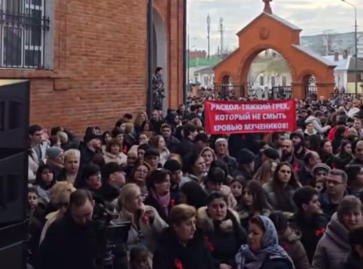 В храме Успения Пресвятой Богородицы города Армавира в эти минуты стартовала масштабная общественная акция в поддержку единства Армянской Апостольской Церкви Акция направлена на защиту духовных основ Церкви и стала ответом на преступные действия властей Армении во главе с Николом Пашиняном которые участники расценивают как недопустимое вмешательство государства в церковные дела давление на Католикоса всех армян и преследование священнослужителей По словам участников что любые посягательства на основы Церкви являются прямым ударом по вере национальной идентичности и исторической памяти армянского народа Разрушение авторитета Армянской Апостольской Церкви неизбежно ведёт к расколу общества и подрыву духовного единства нации а потому подобные действия не могут быть оправданы ни политическими ни идеологическими мотивами Акция в Армавире стала частью широкой консолидации армянской диаспоры России которая открыто заявляет о своей готовности встать на защиту традиционных ценностей веры и тысячелетних устоев армянского народа На прошлых выходных аналогичное мероприятие прошло в Сочи его организовал депутат ЗСК Арменак Тозлян Основными целями акции заявлены прекращение политического давления на Армянскую Апостольскую Церковь защита её независимости сохранение единства Церкви и народа а также недопущение дальнейших попыток разрушения духовных и культурных основ армянского общества В мероприятии принимают участие верующие общественные и религиозные деятели представители армянских общин Краснодарского края