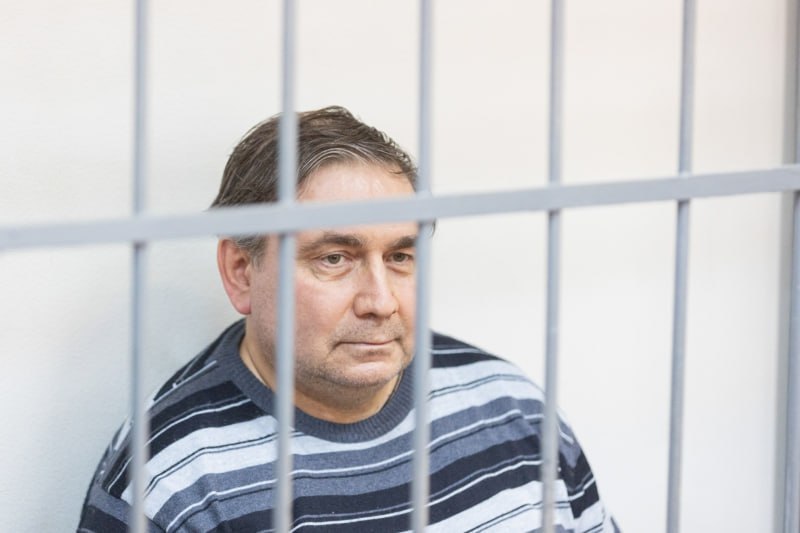 В Екатеринбурге суд вынес приговор бывшему министру энергетики и ЖКХ Свердловской области Николаю Смирнову Суд признал Смирнова виновным в получении взятки через посредника за общее покровительство Сумма взятки составила более 4 миллионов рублей Благодаря заключенному досудебному соглашению о сотрудничестве дело рассматривалось в особом порядке Суд назначил бывшему министру наказание в виде 5 лет лишения свободы условно с испытательным сроком в 5 лет Помимо условного срока Смирнов должен выплатить штраф в размере 4 410 000 рублей Он также лишен права занимать должности на государственной службе и в органах местного самоуправления на 5 лет На Смирнова не сможет менять место жительства и работу без уведомления контролирующего органа а также раз в месяц являться для регистрации Уралити Мы в MAX