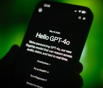 OpenAI официально прекратила поддержку чрезмерно льстивой ИИ модели GPT 4o Компания OpenAI окончательно вывела из эксплуатации ИИ модель GPT 4o которая прославилась в медиа и сети как чрезмерно льстивая или даже подхалимская и подобострастная Тем не менее некоторые пользователи продолжают протестовать против ее отключения требуют открыть исходный код и даже утверждают что сформировали с искусственным интеллектом эмоциональную связь