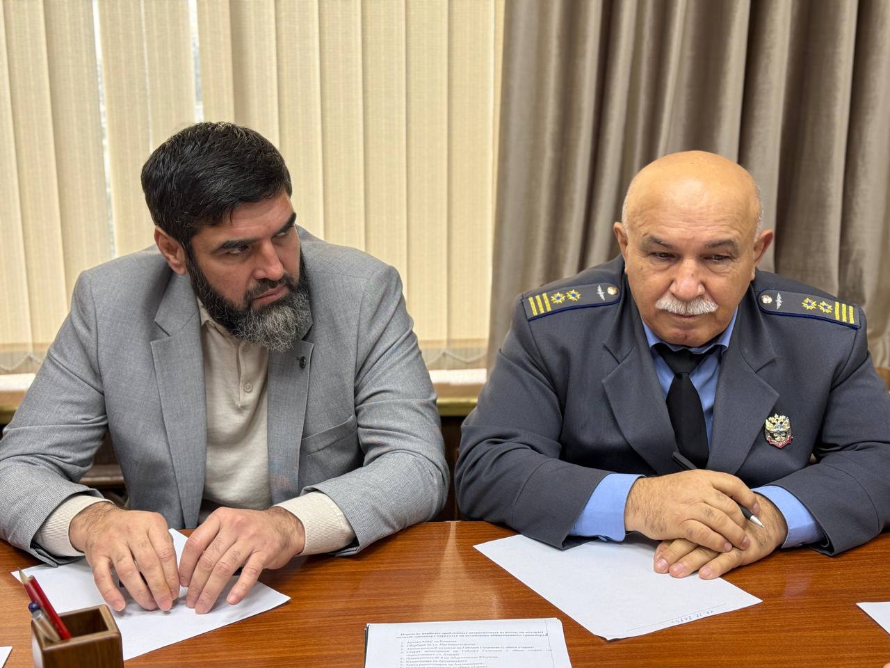 Проблему парковки автомобилей на остановочных пунктах для общественного транспорта обсудили на совещании под руководством заместителя мэра Махачкалы Гаджимурада Муртузалиева В нем приняли участие представители ГИБДД Ространснадзора и ООО Горспецэвакуация Занятые остановочные площадки сегодня создают наибольшие сложности для общественного транспорта Водители маршрутных средств в таких условиях не могут выполнить безопасную посадку и высадку пассажиров в соответствии с требованиями ПДД Из за припаркованных автомобилей транспорт вынужден смещаться во второй ряд что создает препятствия для других других участников дорожного движения отметил Гаджимурад Муртузалиев Кроме того стоянка у остановок приводит к блокировке подъездных карманов затрудняет подход пешеходов и нарушает пропускную способность улиц Хаотичная парковка в этих зонах формирует дополнительные заторы и осложняет движение не только общественного транспорта но и всего транспортного потока По итогам совещания принято решение о регулярном проведении рейдовых мероприятий с участием надзорных органов Основной акцент будет сделан как на предотвращении парковки на остановочных пунктах автомобилей так и на контроле за соблюдением правил посадки и высадки пассажиров общественного транспорта Ответственным службам рекомендовано усилить контроль оперативно реагировать на нарушения и активно проводить профилактическую работу среди водителей Мэрия Махачкалы MAX