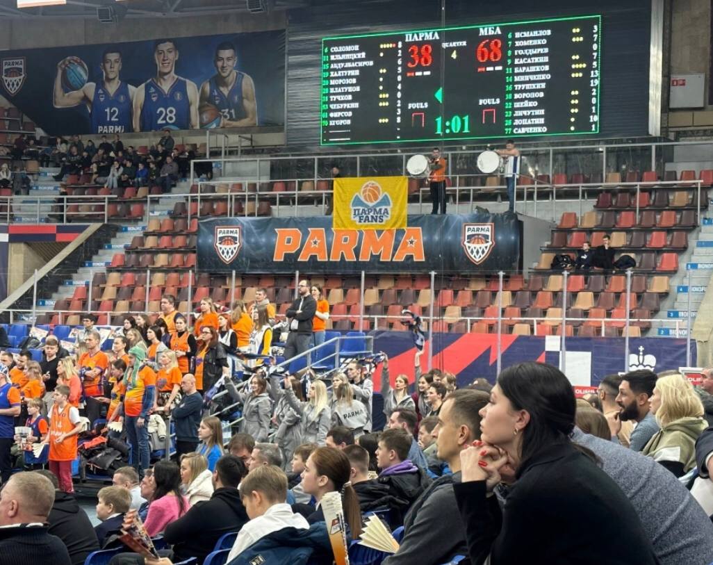 Пермский БК Парма занял седьмое место по бюджету среди клубов лиги ВТБ Во вторник 16 сентября на пресс конференции Единой лиги ВТБ были представлены бюджеты клубов сезона 2024 2025 Пермский баскетбольный клуб Парма занял седьмое место В этом сезоне Парма потратила 537 млн руб Основная статья расходов 220 млн руб на зарплаты игроков и персонала Итог игрового сезона показал небольшой дефицит 351 тыс руб За год бюджет Пермского клуба вырос на 17 4 по сравнению с сезоном 2023 2024 458 млн руб Бюджетные поступления от минспорта Прикамья составили 340 млн руб 135 млн руб клуб получил от спонсорства Т Плюс По данным телеграм канала Свободный агент доходы клуба распределились следующем образом билеты 30 млн руб призовые 20 млн руб rbc perm