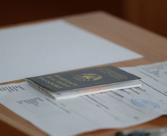 Сегодня в Беларуси начнут выдавать сертификаты ЦТ    Забрать документ можно в пункте, где абитуриент сдавал испытание по предмету. Если ЦТ сдавалось в разных пунктах  актуально для выпускников школ прошлых лет и выпускников колледжей , забирать сертификаты придется в каждом из них.   Согласно Положению о ЦТ, абитуриент получает сертификат под подпись в ведомости выдачи сертификатов централизованного тестирования при предъявлении документа, удостоверяющего личность, документа об образовании  аттестат об общем среднем образовании, или диплом о профессионально-техническом образовании, или диплом о среднем специальном образовании , а также пропуска с отметкой "Тестирование прошел", последний изымается.     Сертификат могут получить законные представители несовершеннолетних абитуриентов либо представители абитуриентов.   В этом случае законным представителем представляется копия документа, удостоверяющего личность, документ, подтверждающий статус законного представителя, копия документа, удостоверяющего личность абитуриента, документ об образовании абитуриента  аттестат об общем среднем образовании, или диплом о профессионально-техническом образовании, или диплом о среднем специальном образовании .  Для получения сертификата представителем абитуриента необходимы копия документа, удостоверяющего личность представителя, доверенность, оформленная в порядке, установленном гражданским законодательством, копия документа, удостоверяющего личность абитуриента и документ об образовании абитуриента.    Не выданные абитуриентам сертификаты хранятся в пунктах проведения централизованного тестирования до конца календарного года, следующего за календарным годом, в котором было проведено ЦТ. По истечении этого срока документы уничтожаются.