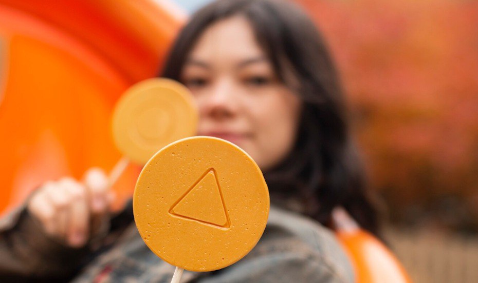 В США переснимут Игру в кальмара с новым сюжетом Что известно Кинематографический мир готовится к новой адаптации одного из самых успешных сериалов современности По данным издания Collider производство голливудской версии корейского хита Игра в кальмара планируется начать 26 февраля 2026 года Проект будет реализован под руководством Дэвида Финчера известного работами в жанрах психологического триллера и детектива Особенностью предстоящей адаптации станет её полная независимость от оригинального корейского сериала Как отмечают источники близкие к производству американская версия представит совершенно новых персонажей и вероятно переосмыслит концепцию смертельных игр в другом культурном контексте Это решение вызвано желанием создать самостоятельное произведение а не просто повторить успех оригинала Инсайдеры подтверждают что таинственный персонаж Кейт Бланшетт появившийся в финале третьего сезона корейского сериала не будет задействован в голливудской адаптации iguides