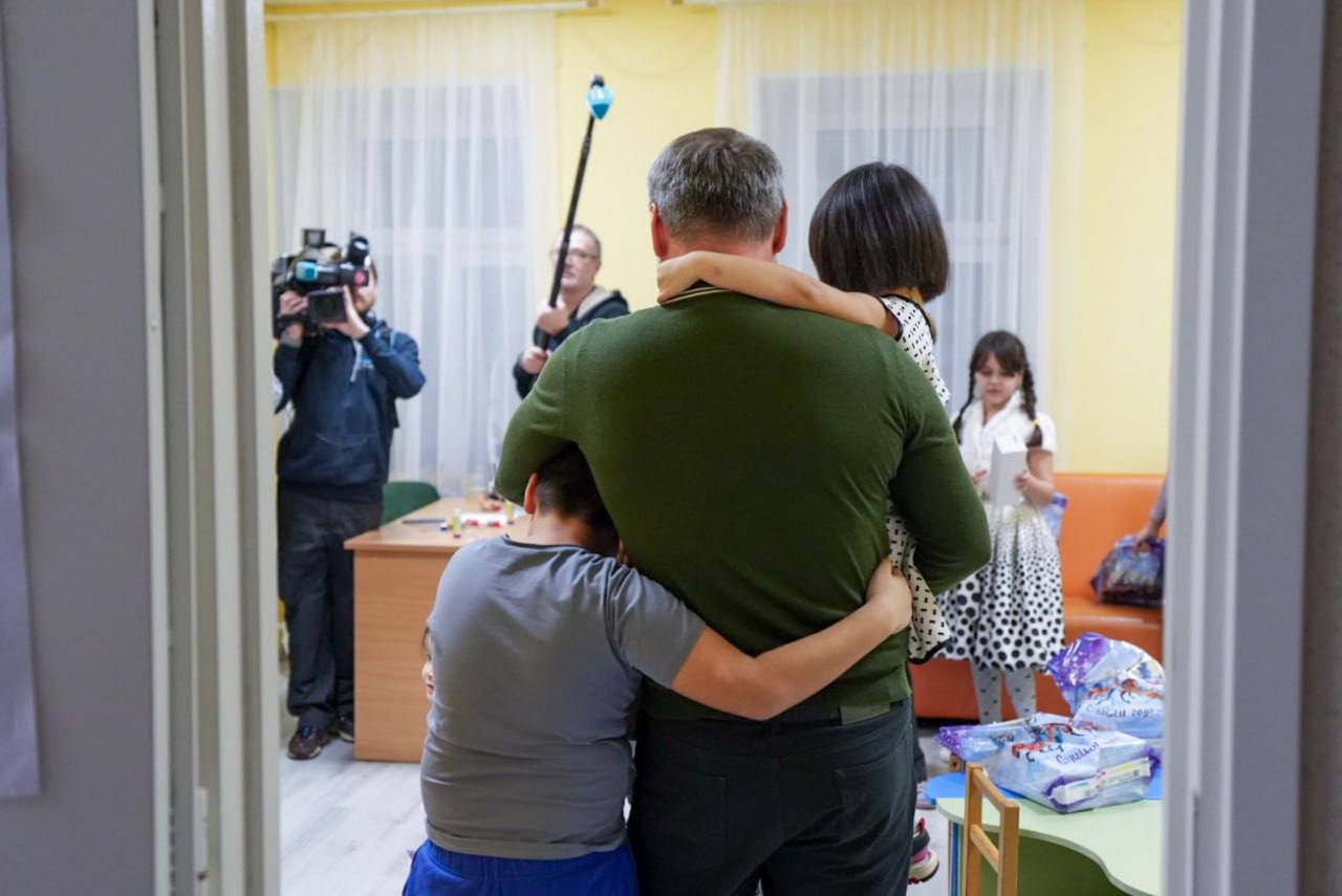 «Дети — смысл жизни и её главный двигатель» Председатель ЗакСа Александр Бельский поздравил петербуржцев с Днем защиты детей: «Пусть у наших детей будет всё, чтобы расти счастливыми. А у нас — силы и мудрость, чтобы им это обеспечить». Спикер городского парламента подчеркнул, что Петербург — город, который искренне заботится о детях. В Северной столице реализуется программа «Десятилетие детства», которую инициировал Президент России. В 2024 году отменили плату за детские сады, ввели новые меры поддержки для студенческих семей, расширили возможности регионального маткапитала. «Семьи, в которых рождаются дети, получают заботу с первого дня — от подарков для новорожденных до комплексной помощи многодетным. И на достигнутом не останавливаемся. Парламент, Правительство, Губернатор готовы сделать максимум, чтобы юные петербуржцы чувствовали себя хорошо», — заключил Александр Бельский. Фото: Александр Бельский Вечерний Санкт-Петербург