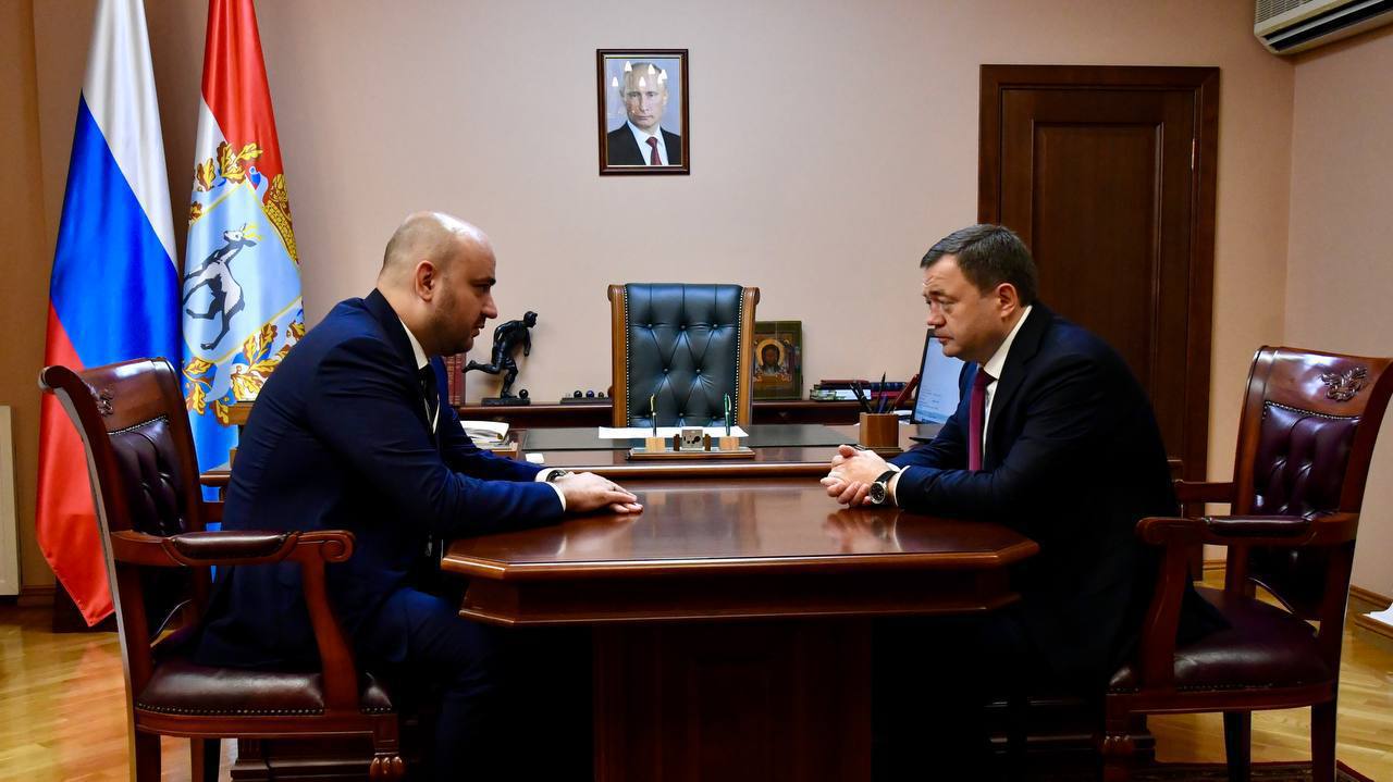 Председатель ПСБ Петр Фрадков посетил Самарскую область с рабочим визитом  Губернатор Самарской области Вячеслав Федорищев провел встречу с председателем банка ПСБ Петром Фрадковым. Стороны обсудили вопросы, касающиеся поддержки региональной экономики, а также социально значимых для области проектов.  В ходе рабочего визита в Самарскую область глава ПСБ совместно с губернатором и министром промышленности и торговли Российской Федерации Антоном Алихановым посетил одно из крупнейших предприятий региона — «КуйбышевАзот». Гости ознакомились с технологическими возможностями, осмотрели основные производственные цеха и встретились с генеральным директором компании Александром Герасименко.  Петр Фрадков также принял участие в совместном заседании комиссии государственного Совета РФ по направлению «Промышленность», Координационного совета по промышленности Минпромторга России и Координационного совета по импортозамещению химической и нефтегазохимической продукции при правительственной комиссии по импортозамещению.  «Обширная программа поездки и перечень обсуждаемых тем свидетельствуют о поступательном развитии сотрудничества ПСБ и Самарской области, направленном на поддержку инвестиционной и социально-экономической сфер региона. Мы поддерживаем региональные инфраструктурные проекты и готовы рассмотреть новые инициативы области. ПСБ обладает обширным опытом реализации таких проектов в различных субъектах нашей страны», — отметил по итогам визита руководитель банка.  «ПСБ – наш давний и надежный партнер. Вместе мы реализуем проекты в самых разных сферах. Банк поддерживает наши ключевые предприятия и их коллективы, участвует в модернизации спортивной инфраструктуры региона. Предложили наши новые социальные инициативы. Со своей стороны гарантирую поддержку правительства Самарской области», — подытожил господин Федорищев.