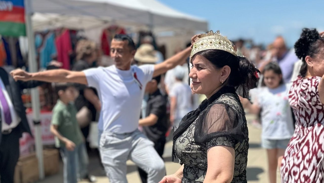 Бум традиций два новых праздника потрясут Приморье в 2026 году   Новые праздники День языков народов России 8 сентября и День коренных малочисленных народов России 30 апреля ввели указами президента для сохранения самобытной культуры и языков Ко Дню коренных народов в регионе организуют концерты лекции выставки и экскурсии Приморская картинная галерея подготовила экспозиции работ художников коренников детские программы по традициям фольклору и декоративно прикладному искусству интерактив для школьников Ко Дню языков в школах колледжах и библиотеках пройдут тематические уроки о языках народов Приморья и России Источник primorskyru vmfareast