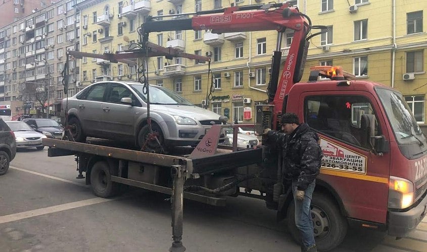 В Ростове резко подорожает эвакуация машин    В Ростове взлетит тариф на эвакуацию автотранспорта. Плату поднимут с 1 января сразу на 212 рублей.    Как следует из постановления Региональной службы по тарифам, с нового года автомобилистам придётся платить 3860 рублей вместо 3648. Подорожает и хранение транспорта на штрафстоянках.    Так, за машину категории А будут брать 12,67 рубля в час, за транспорт категорий В и D массой до 3,5 тонны - 25,49. Если речь идёт о транспорте тяжелее 3,5 тонны, час хранения обойдётся в 50,97 рубля. Негабаритные машины будут хранить на штрафстоянках за 76,24 рубля в час.    Тарифы должны действовать в течение 2025 года, других изменений пока не планируется.       Предложи нам новость