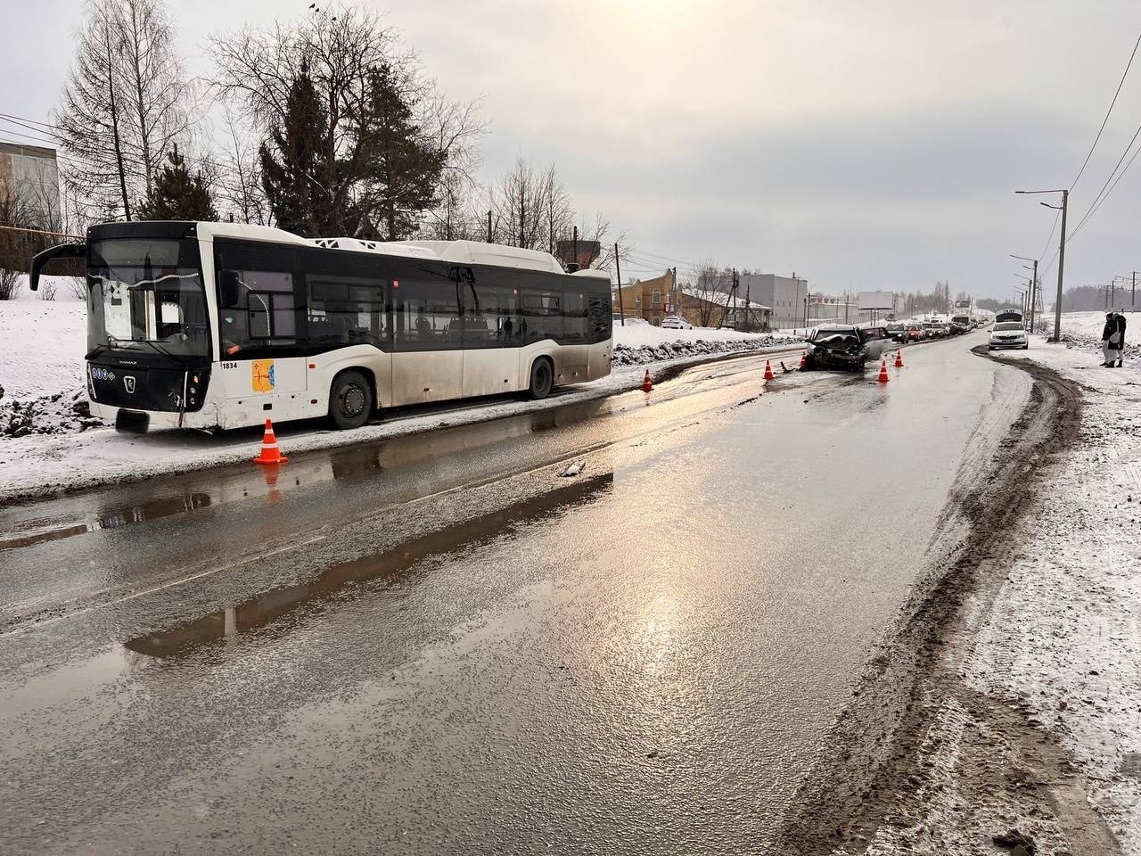 Появились подробности сегодняшней аварии  Она случилась в 8:30 у дома 48 в слободе Лосево Кирова. Столкнулись автобус Нефаз маршрута № 46 и автомобиля "Лифан". В результате аварии пострадали две женщины — водитель и пассажир легкового автомобиля.  На месте происшествия работают сотрудники Госавтоинспекции. Проводится проверка, в ходе которой уточняются причины и обстоятельства ДТП. Подробности инцидента выясняются.