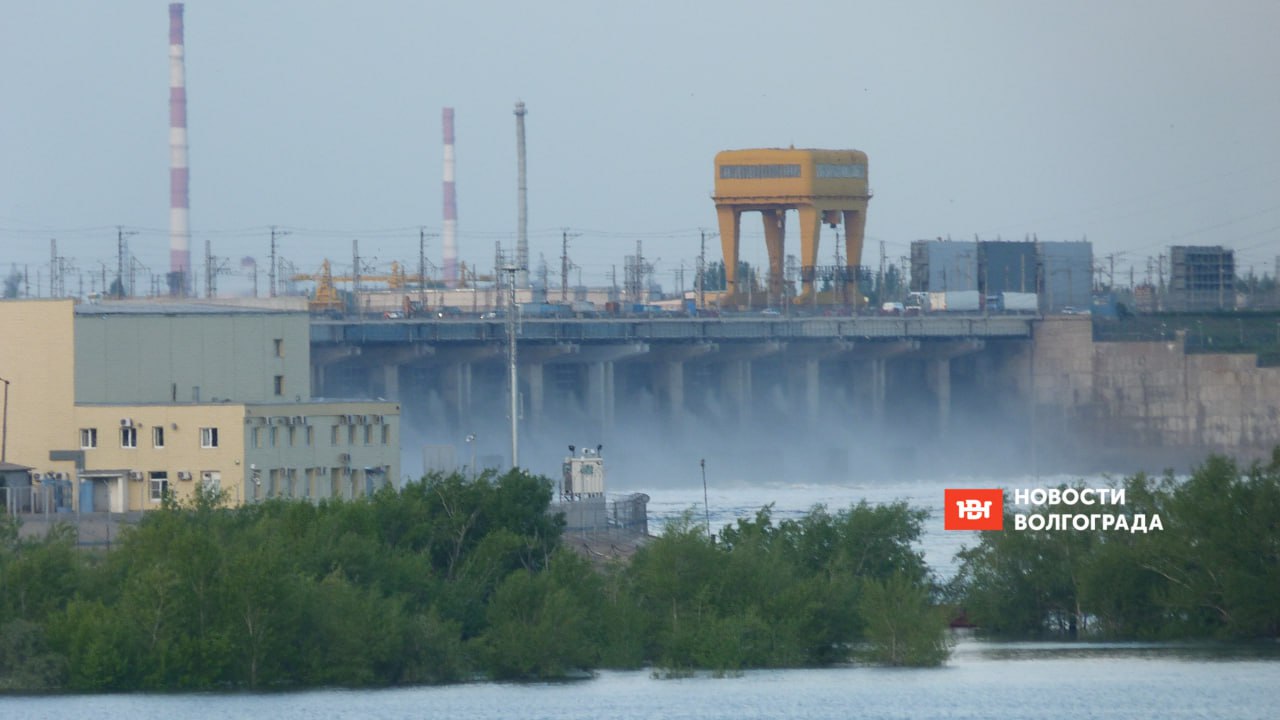 Волжская ГЭС с 26 апреля начинает работу в режиме спецпропуска воды С 26 по 28 апреля среднесуточные сбросы Волжской ГЭС составят около 5 000 м³/с. Далее в течение пяти дней расходы будут постепенно увеличиваться на 3 000 м³/с и к 4 мая достигнут максимума 23 000 ± 500 м³/с. В таком режиме ГЭС будет работать три дня. Затем расходы начнут снижаться по 2 000 м³/с в сутки и к 10 мая составят около 14000 м³/с. Далее режим работы Волгоградского гидроузла будет установлен Росводресурсами. Подписаться