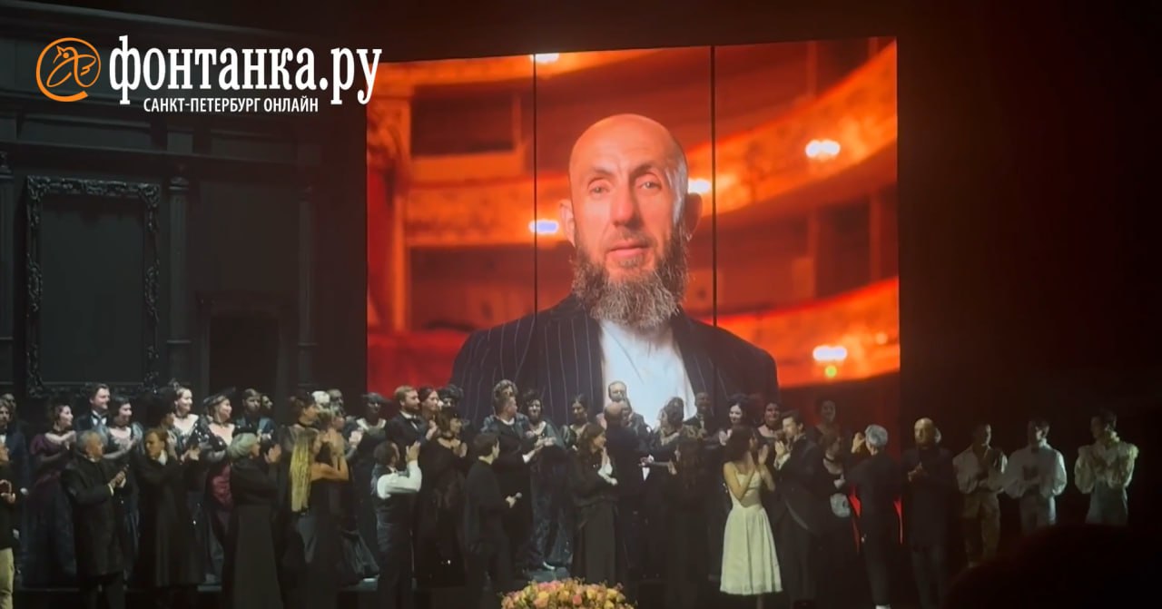 Михайловский театр открыл театральный сезон премьерой Пиковой дамой в постановке худрука Владимира Кехмана К работе над оперой приступили конечно ещё до того как к Кехману пришли с обысками и обвинениями по уголовному делу о растрате К сожалению Владимир Абрамович не смог быть сегодня в театре Но он смотрел постановку по трансляции Уверен смотрит и сейчас И передает вам слова благодарности за теплый прием и ваши аплодисменты сказала дирижер Михаил Татарников После этого на экране появилась фотография Кехмана и в зале вновь раздались аплодисменты Артисты кланялись а Кехман с фотографии проницательно смотрел на зал fontankaspb