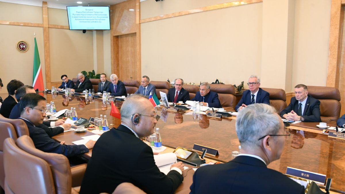Татарстан и Китай планируют создать университет перспективных технологий   kazan business magazine online fn 1732010 html Татарстан и Китайская Народная Республика рассматривают возможность создания Китайско российского университета перспективных технологий Об этом стало известно после встречи раиса Татарстана Рустама Минниханова с заместителем министра образования КНР Цзянфэном Ду на которой обсуждались инициативы в сфере образования и науки Подписаться   Обратная связь